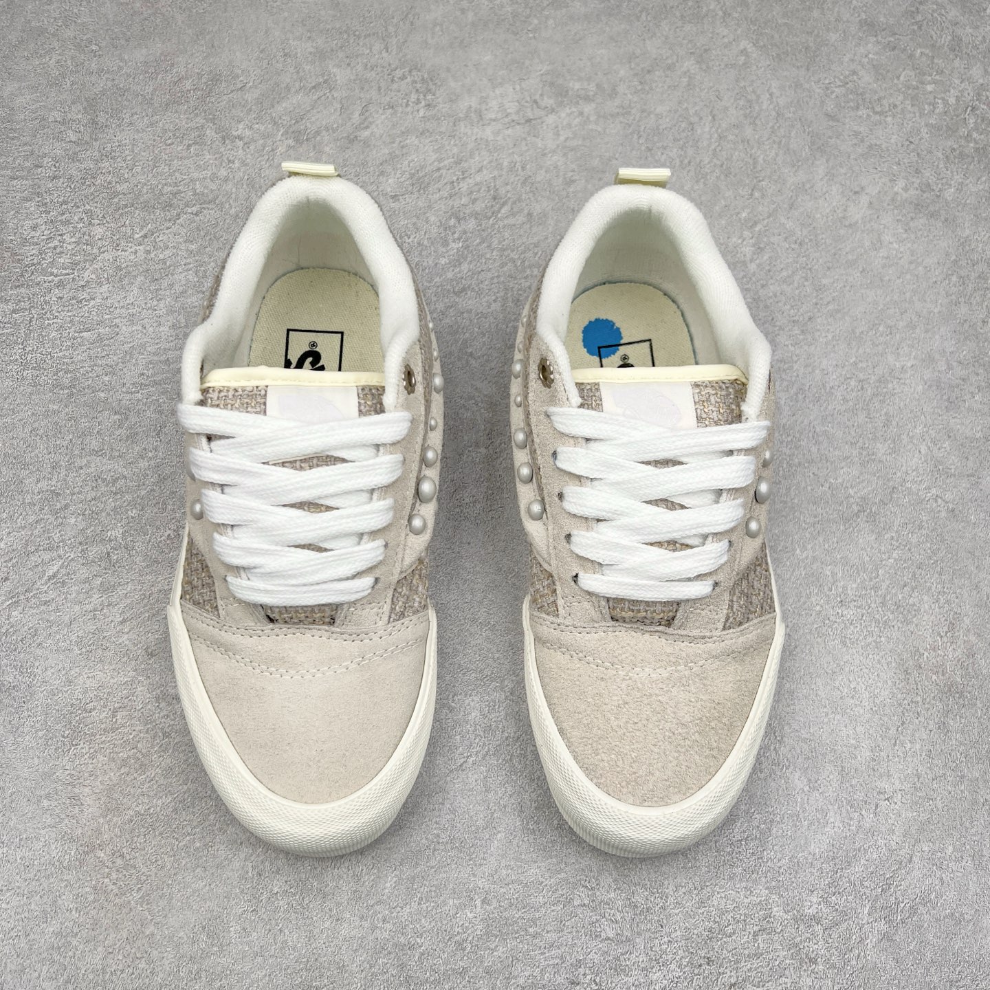 图片[2]-Vans | 敢爱敢出 麻布珍珠 蛇年生肖款出货‼️ 小心巨蛇出没！Vans蛇年开启生肖系列新轮回为了迎接农历新年，Vans 也通过自家设计师推出一整套 Vans蛇年限定鞋服系列，并用非常具象化“蛇”的元素来呈现整套鞋款的设计。 Knu Skool 在这双鞋中是绝对是最简约的，全身通过麻布与麂皮拼接而成。Vans 将蛇的特质融入系列设计中，旨在鼓励每个人拥抱自我、忠于自我并热爱自我，勇敢进行创意自我表达。尺码：35 36 36.5 37 38 38.5 39 40 40.5 41 42 42.5 43 44 45-选品中心