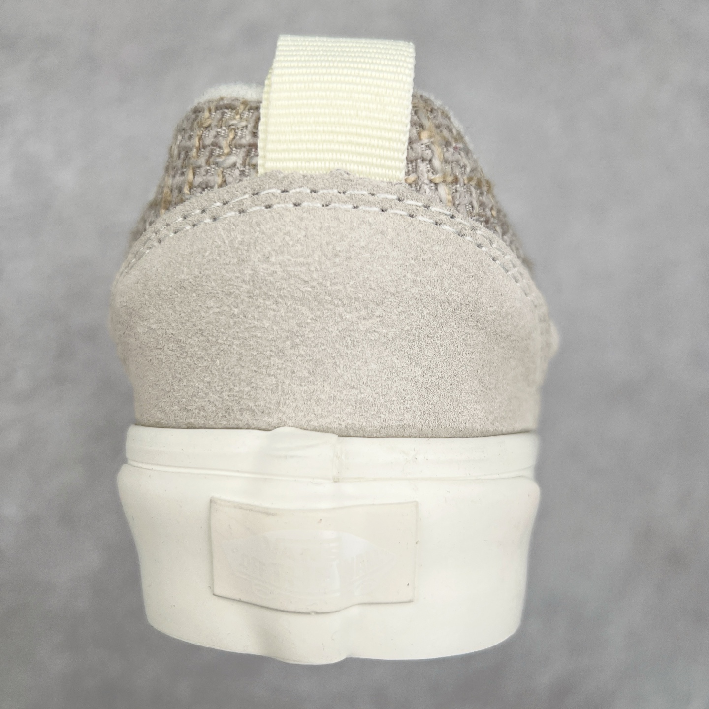 图片[8]-Vans | 敢爱敢出 麻布珍珠 蛇年生肖款出货‼️ 小心巨蛇出没！Vans蛇年开启生肖系列新轮回为了迎接农历新年，Vans 也通过自家设计师推出一整套 Vans蛇年限定鞋服系列，并用非常具象化“蛇”的元素来呈现整套鞋款的设计。 Knu Skool 在这双鞋中是绝对是最简约的，全身通过麻布与麂皮拼接而成。Vans 将蛇的特质融入系列设计中，旨在鼓励每个人拥抱自我、忠于自我并热爱自我，勇敢进行创意自我表达。尺码：35 36 36.5 37 38 38.5 39 40 40.5 41 42 42.5 43 44 45-选品中心