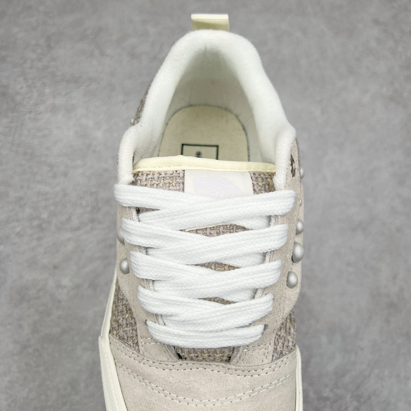 图片[5]-Vans | 敢爱敢出 麻布珍珠 蛇年生肖款出货‼️ 小心巨蛇出没！Vans蛇年开启生肖系列新轮回为了迎接农历新年，Vans 也通过自家设计师推出一整套 Vans蛇年限定鞋服系列，并用非常具象化“蛇”的元素来呈现整套鞋款的设计。 Knu Skool 在这双鞋中是绝对是最简约的，全身通过麻布与麂皮拼接而成。Vans 将蛇的特质融入系列设计中，旨在鼓励每个人拥抱自我、忠于自我并热爱自我，勇敢进行创意自我表达。尺码：35 36 36.5 37 38 38.5 39 40 40.5 41 42 42.5 43 44 45-选品中心