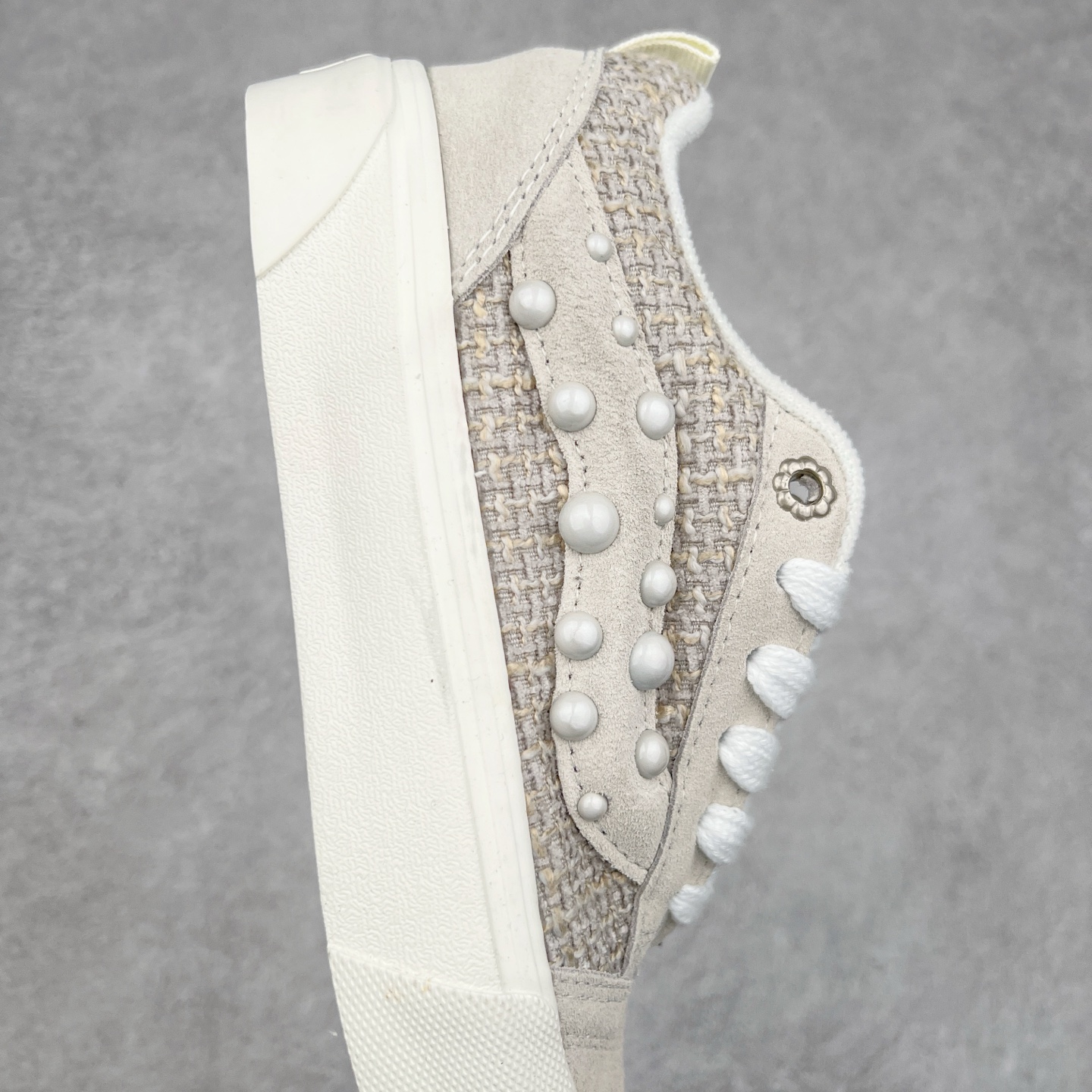 图片[6]-Vans | 敢爱敢出 麻布珍珠 蛇年生肖款出货‼️ 小心巨蛇出没！Vans蛇年开启生肖系列新轮回为了迎接农历新年，Vans 也通过自家设计师推出一整套 Vans蛇年限定鞋服系列，并用非常具象化“蛇”的元素来呈现整套鞋款的设计。 Knu Skool 在这双鞋中是绝对是最简约的，全身通过麻布与麂皮拼接而成。Vans 将蛇的特质融入系列设计中，旨在鼓励每个人拥抱自我、忠于自我并热爱自我，勇敢进行创意自我表达。尺码：35 36 36.5 37 38 38.5 39 40 40.5 41 42 42.5 43 44 45-选品中心