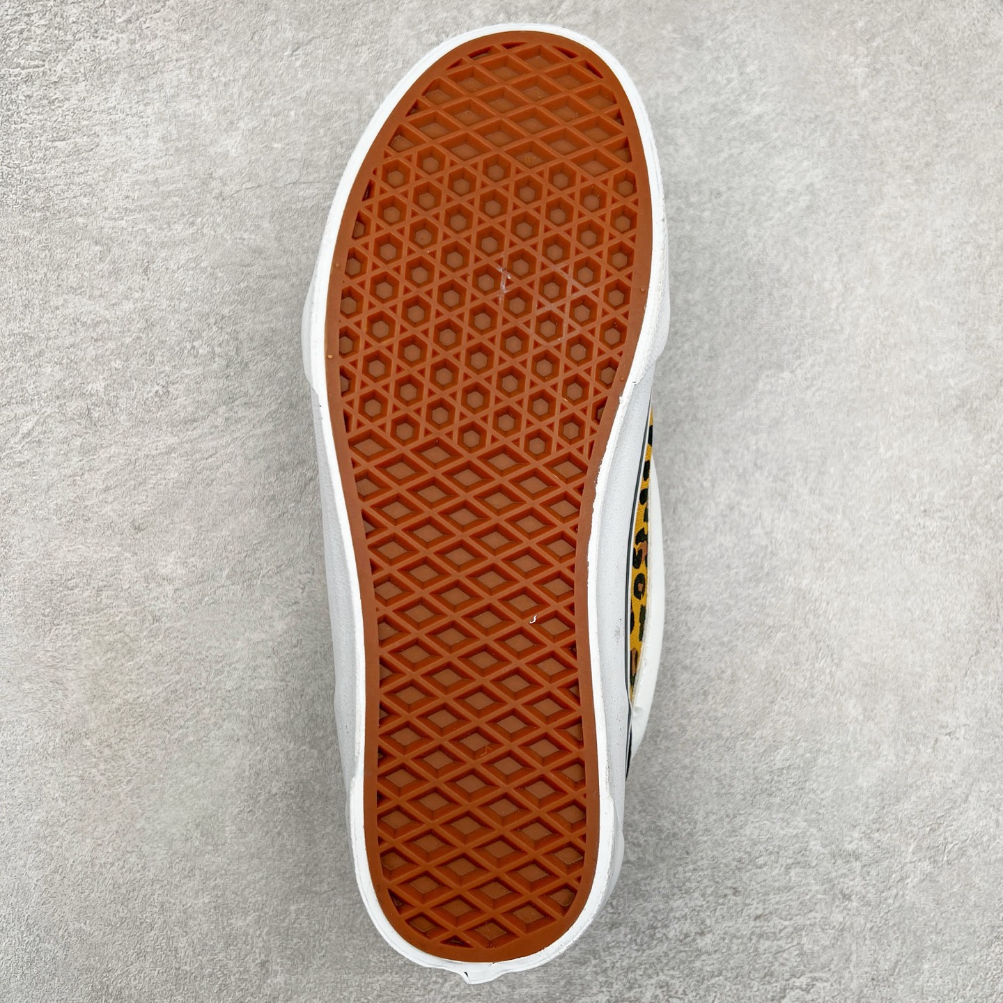 图片[9]-Vans Knu Skool 黑豹纹 万斯低帮复古休闲硫化面包鞋 肥胖版大LOGO原版全皮猪八面料 鞋身采用顶级黑麂皮搭配豹纹帆布 彰显潮流时尚 自带野性 霸气 性感的感觉 冬季出行必备 尺码：35 36 36.5 37 38 38.5 39 40 40.5 41 42 42.5 43 44-选品中心