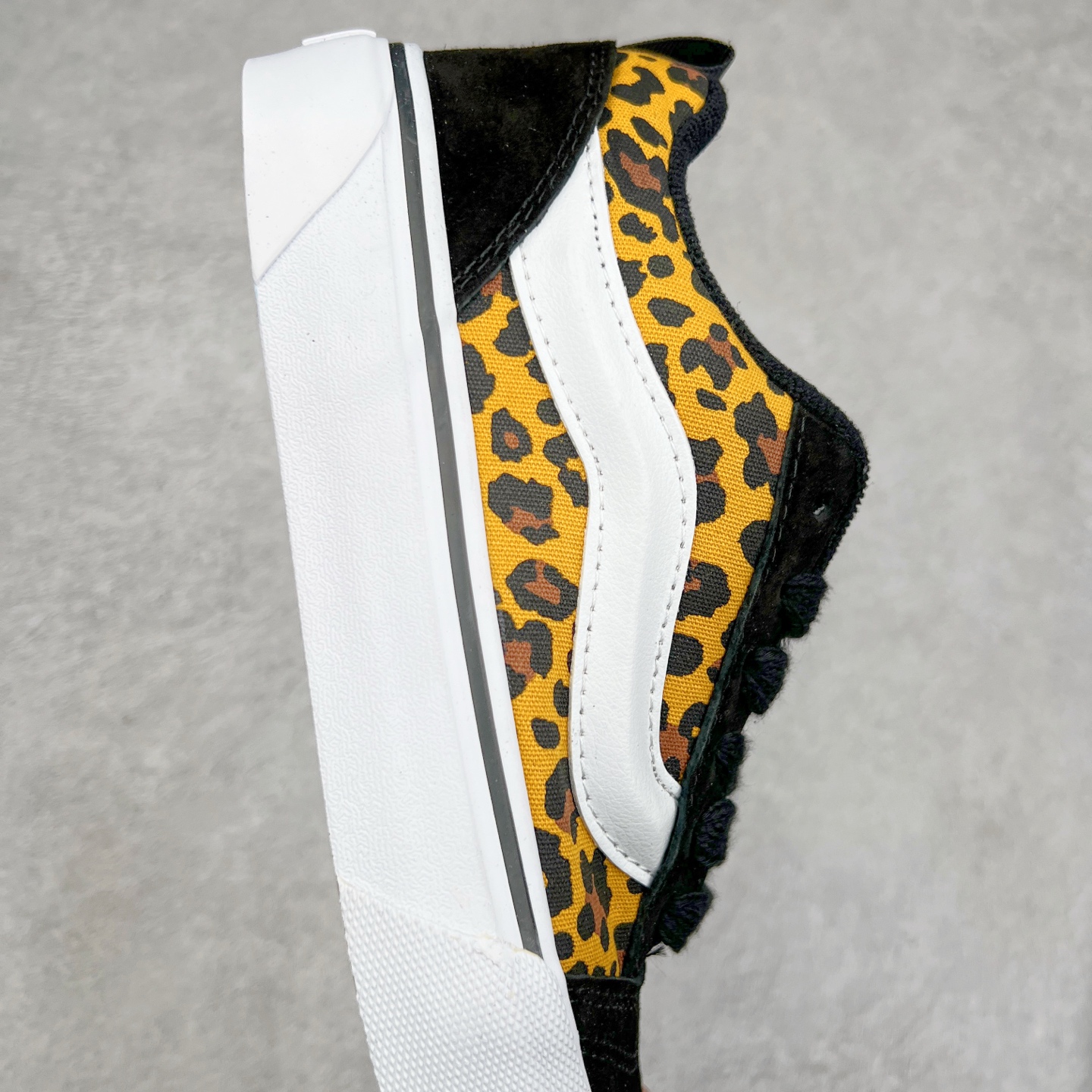 图片[6]-Vans Knu Skool 黑豹纹 万斯低帮复古休闲硫化面包鞋 肥胖版大LOGO原版全皮猪八面料 鞋身采用顶级黑麂皮搭配豹纹帆布 彰显潮流时尚 自带野性 霸气 性感的感觉 冬季出行必备 尺码：35 36 36.5 37 38 38.5 39 40 40.5 41 42 42.5 43 44-选品中心