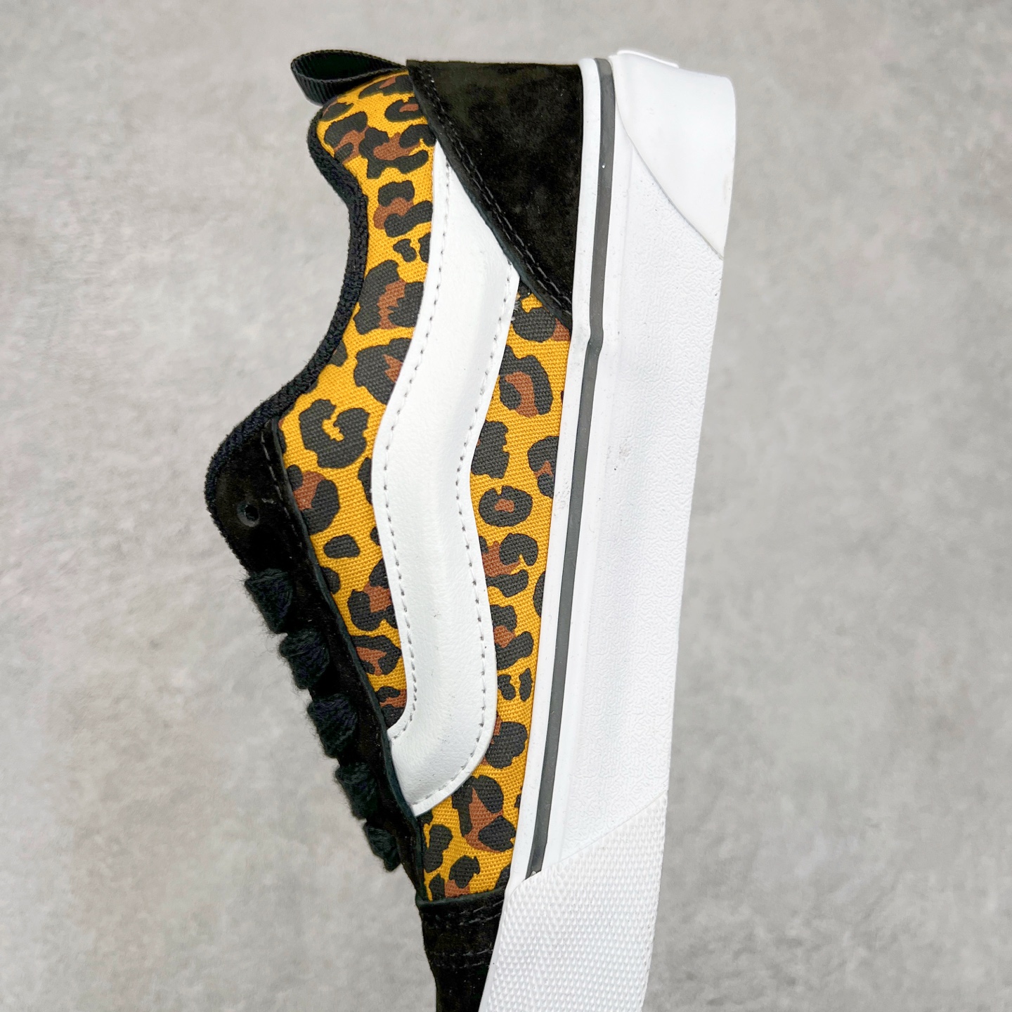 图片[7]-Vans Knu Skool 黑豹纹 万斯低帮复古休闲硫化面包鞋 肥胖版大LOGO原版全皮猪八面料 鞋身采用顶级黑麂皮搭配豹纹帆布 彰显潮流时尚 自带野性 霸气 性感的感觉 冬季出行必备 尺码：35 36 36.5 37 38 38.5 39 40 40.5 41 42 42.5 43 44-选品中心