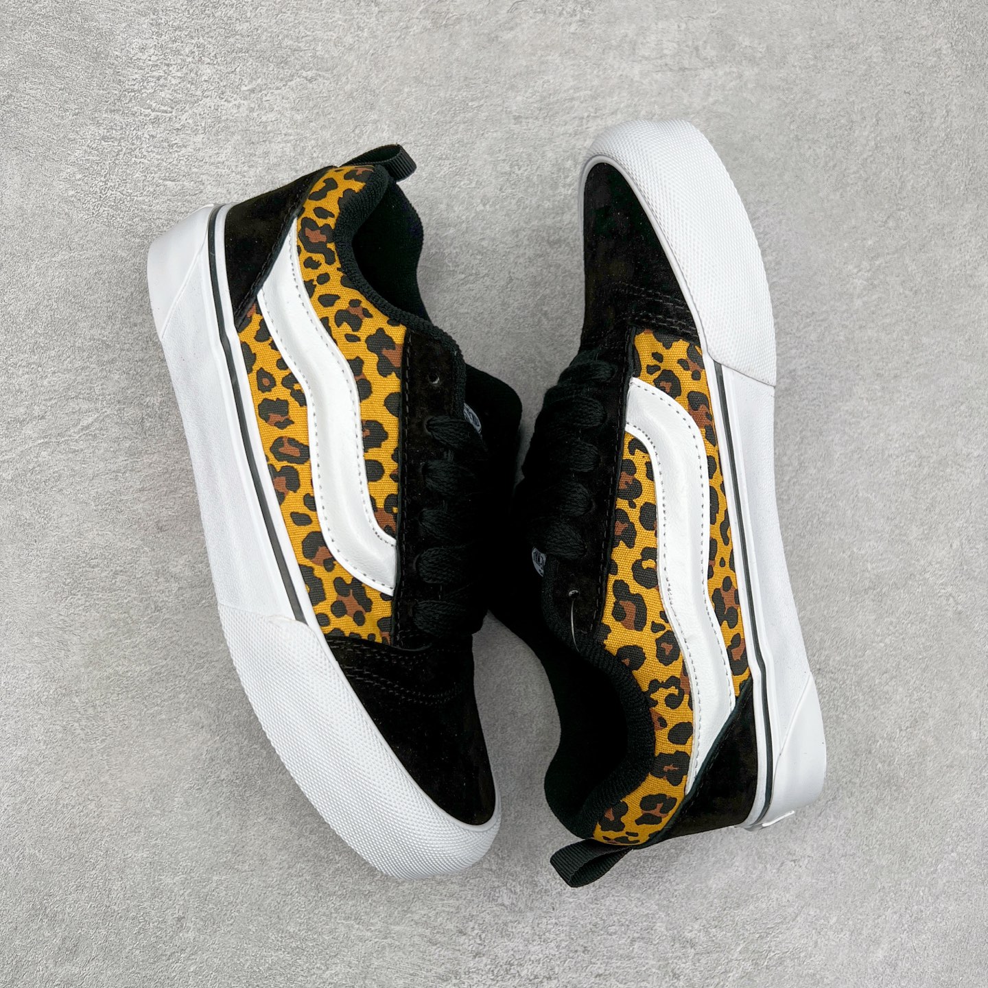 图片[3]-Vans Knu Skool 黑豹纹 万斯低帮复古休闲硫化面包鞋 肥胖版大LOGO原版全皮猪八面料 鞋身采用顶级黑麂皮搭配豹纹帆布 彰显潮流时尚 自带野性 霸气 性感的感觉 冬季出行必备 尺码：35 36 36.5 37 38 38.5 39 40 40.5 41 42 42.5 43 44-选品中心