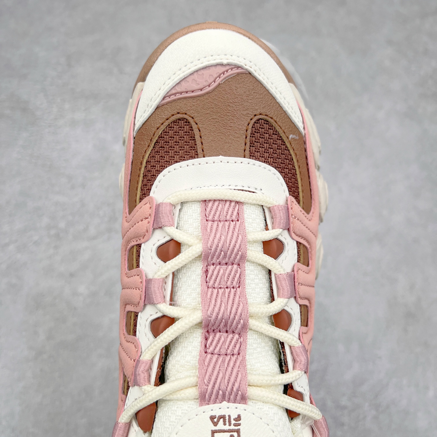 图片[4]-FILA originale collection Croissant 斐乐潮流Y2K复古潮牌防滑耐磨轻便低帮老爹鞋 FUSION 系列传承了 FILA 的百年基因，融入年轻运动及潮流文化，成为引领变革、创新突破的一代。以“1+N” 的跨界合作模式重现经典的同时创造经典。带来最出其不意的跨界合作惊喜。同时，FILAFUSION把FILA 的 DNA 融入到定制体验里，你可以随心制造厲于你的产品。FILA FUSION 的鞋家族涵盖了老爹鞋、跑步鞋、网球鞋、季节款。风格复古新潮，满足了时尚人士出行及各类运动的搭配需求，成为当下年轻人筷拥的鞋类品牌之一。FILA FUSION 走进年轻人的世界，通过年轻人运动，街舞，滑板，篮球，展现 FILA FUSION 的潮流态度和年轻文化。FILA FUSION 认为末来属于引领变革、创新突破的年轻一代，让我们一起构成 FILA 未来的蓝图吧！尺码：35.5 36 36.5 37.5 38 38.5 39 40-选品中心