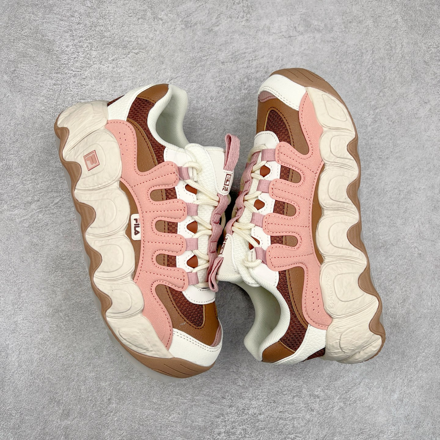 图片[3]-FILA originale collection Croissant 斐乐潮流Y2K复古潮牌防滑耐磨轻便低帮老爹鞋 FUSION 系列传承了 FILA 的百年基因，融入年轻运动及潮流文化，成为引领变革、创新突破的一代。以“1+N” 的跨界合作模式重现经典的同时创造经典。带来最出其不意的跨界合作惊喜。同时，FILAFUSION把FILA 的 DNA 融入到定制体验里，你可以随心制造厲于你的产品。FILA FUSION 的鞋家族涵盖了老爹鞋、跑步鞋、网球鞋、季节款。风格复古新潮，满足了时尚人士出行及各类运动的搭配需求，成为当下年轻人筷拥的鞋类品牌之一。FILA FUSION 走进年轻人的世界，通过年轻人运动，街舞，滑板，篮球，展现 FILA FUSION 的潮流态度和年轻文化。FILA FUSION 认为末来属于引领变革、创新突破的年轻一代，让我们一起构成 FILA 未来的蓝图吧！尺码：35.5 36 36.5 37.5 38 38.5 39 40-选品中心