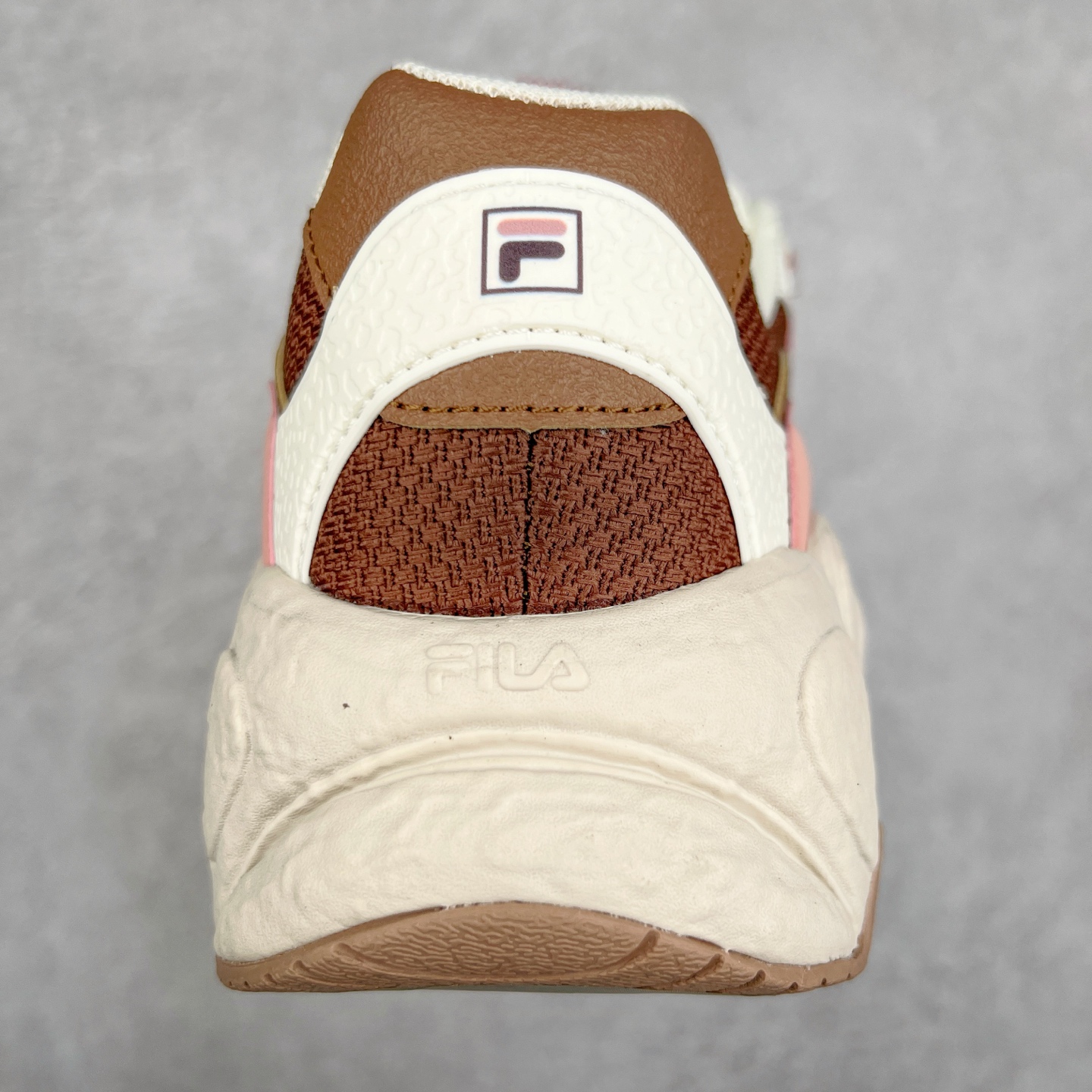 图片[8]-FILA originale collection Croissant 斐乐潮流Y2K复古潮牌防滑耐磨轻便低帮老爹鞋 FUSION 系列传承了 FILA 的百年基因，融入年轻运动及潮流文化，成为引领变革、创新突破的一代。以“1+N” 的跨界合作模式重现经典的同时创造经典。带来最出其不意的跨界合作惊喜。同时，FILAFUSION把FILA 的 DNA 融入到定制体验里，你可以随心制造厲于你的产品。FILA FUSION 的鞋家族涵盖了老爹鞋、跑步鞋、网球鞋、季节款。风格复古新潮，满足了时尚人士出行及各类运动的搭配需求，成为当下年轻人筷拥的鞋类品牌之一。FILA FUSION 走进年轻人的世界，通过年轻人运动，街舞，滑板，篮球，展现 FILA FUSION 的潮流态度和年轻文化。FILA FUSION 认为末来属于引领变革、创新突破的年轻一代，让我们一起构成 FILA 未来的蓝图吧！尺码：35.5 36 36.5 37.5 38 38.5 39 40-选品中心