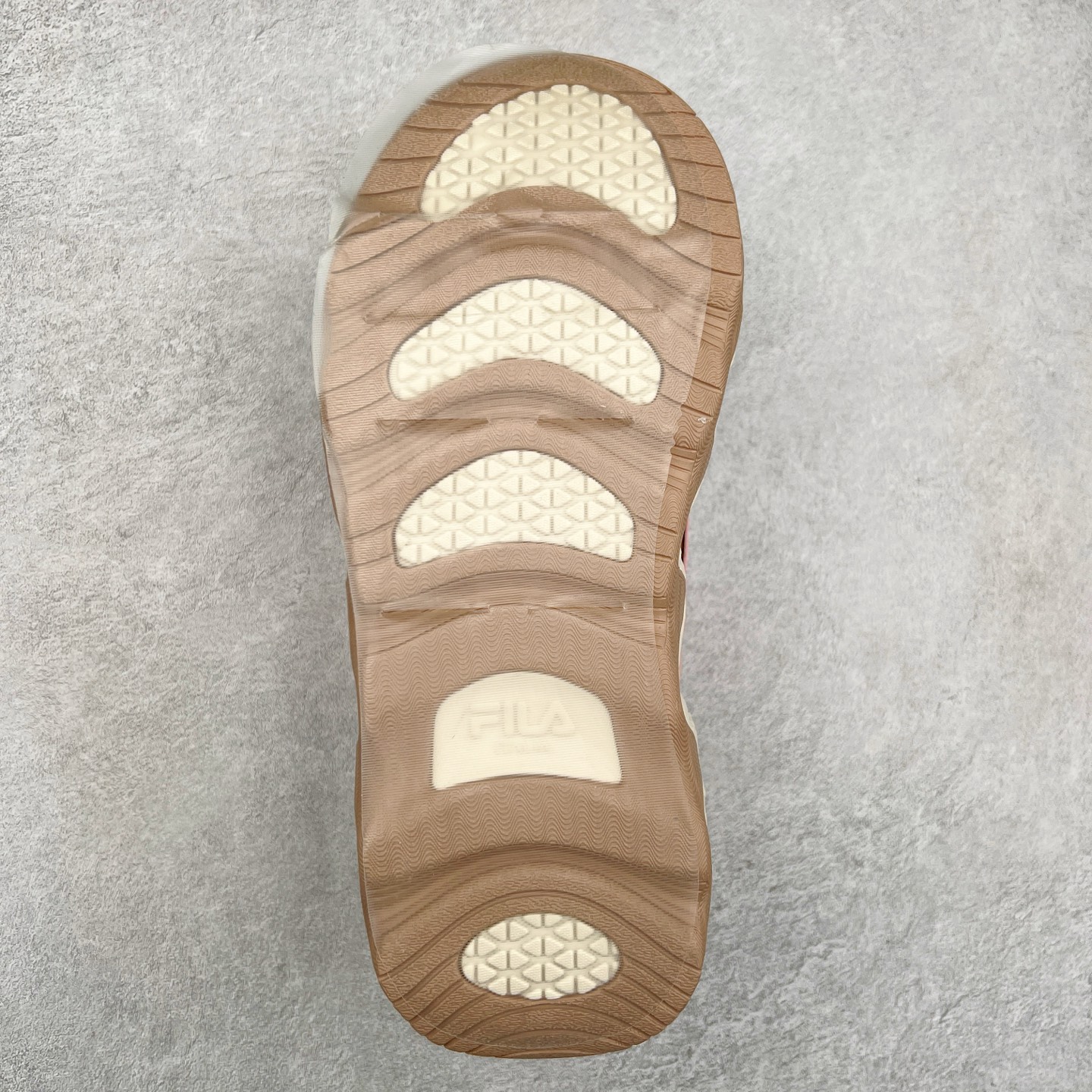 图片[9]-FILA originale collection Croissant 斐乐潮流Y2K复古潮牌防滑耐磨轻便低帮老爹鞋 FUSION 系列传承了 FILA 的百年基因，融入年轻运动及潮流文化，成为引领变革、创新突破的一代。以“1+N” 的跨界合作模式重现经典的同时创造经典。带来最出其不意的跨界合作惊喜。同时，FILAFUSION把FILA 的 DNA 融入到定制体验里，你可以随心制造厲于你的产品。FILA FUSION 的鞋家族涵盖了老爹鞋、跑步鞋、网球鞋、季节款。风格复古新潮，满足了时尚人士出行及各类运动的搭配需求，成为当下年轻人筷拥的鞋类品牌之一。FILA FUSION 走进年轻人的世界，通过年轻人运动，街舞，滑板，篮球，展现 FILA FUSION 的潮流态度和年轻文化。FILA FUSION 认为末来属于引领变革、创新突破的年轻一代，让我们一起构成 FILA 未来的蓝图吧！尺码：35.5 36 36.5 37.5 38 38.5 39 40-选品中心