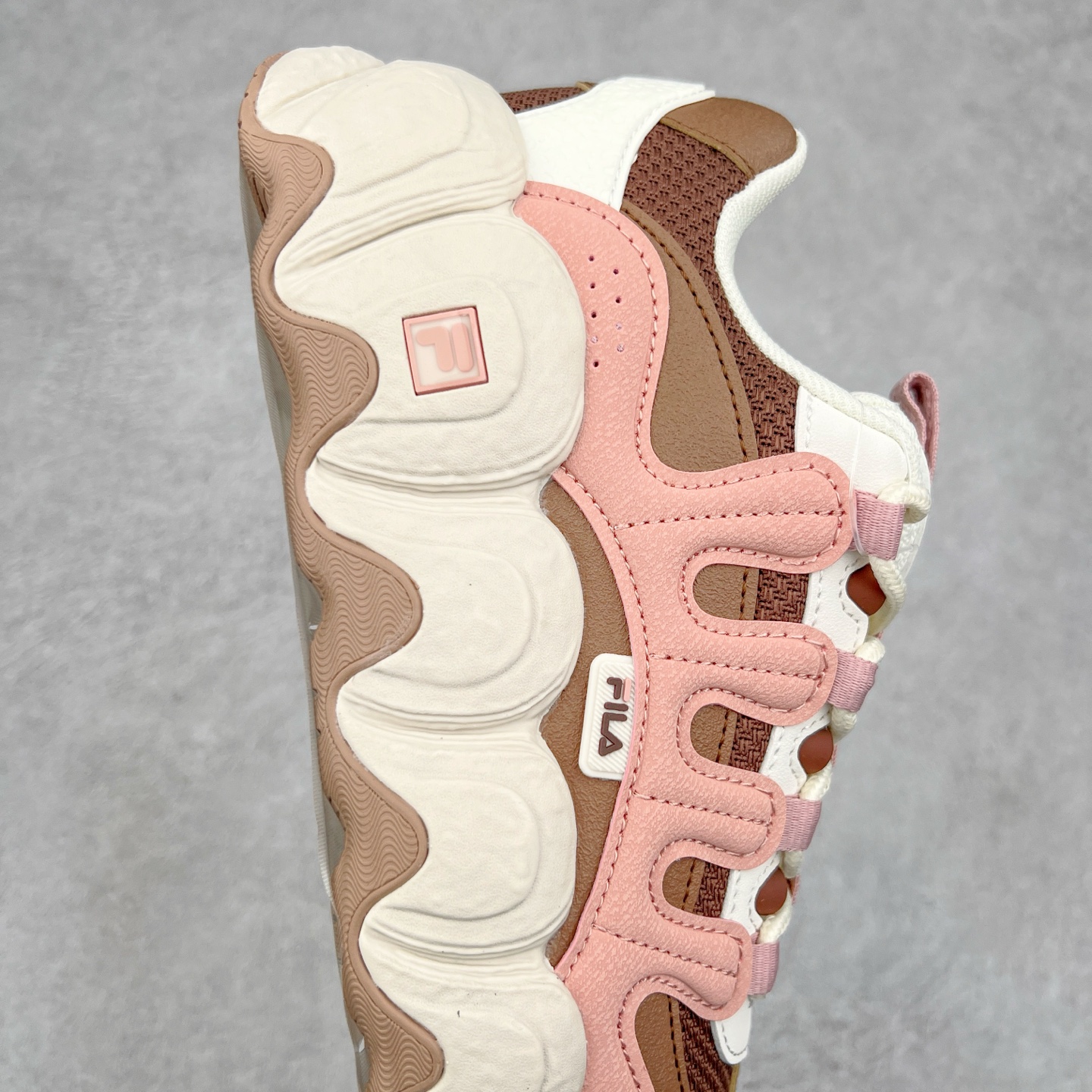 图片[6]-FILA originale collection Croissant 斐乐潮流Y2K复古潮牌防滑耐磨轻便低帮老爹鞋 FUSION 系列传承了 FILA 的百年基因，融入年轻运动及潮流文化，成为引领变革、创新突破的一代。以“1+N” 的跨界合作模式重现经典的同时创造经典。带来最出其不意的跨界合作惊喜。同时，FILAFUSION把FILA 的 DNA 融入到定制体验里，你可以随心制造厲于你的产品。FILA FUSION 的鞋家族涵盖了老爹鞋、跑步鞋、网球鞋、季节款。风格复古新潮，满足了时尚人士出行及各类运动的搭配需求，成为当下年轻人筷拥的鞋类品牌之一。FILA FUSION 走进年轻人的世界，通过年轻人运动，街舞，滑板，篮球，展现 FILA FUSION 的潮流态度和年轻文化。FILA FUSION 认为末来属于引领变革、创新突破的年轻一代，让我们一起构成 FILA 未来的蓝图吧！尺码：35.5 36 36.5 37.5 38 38.5 39 40-选品中心