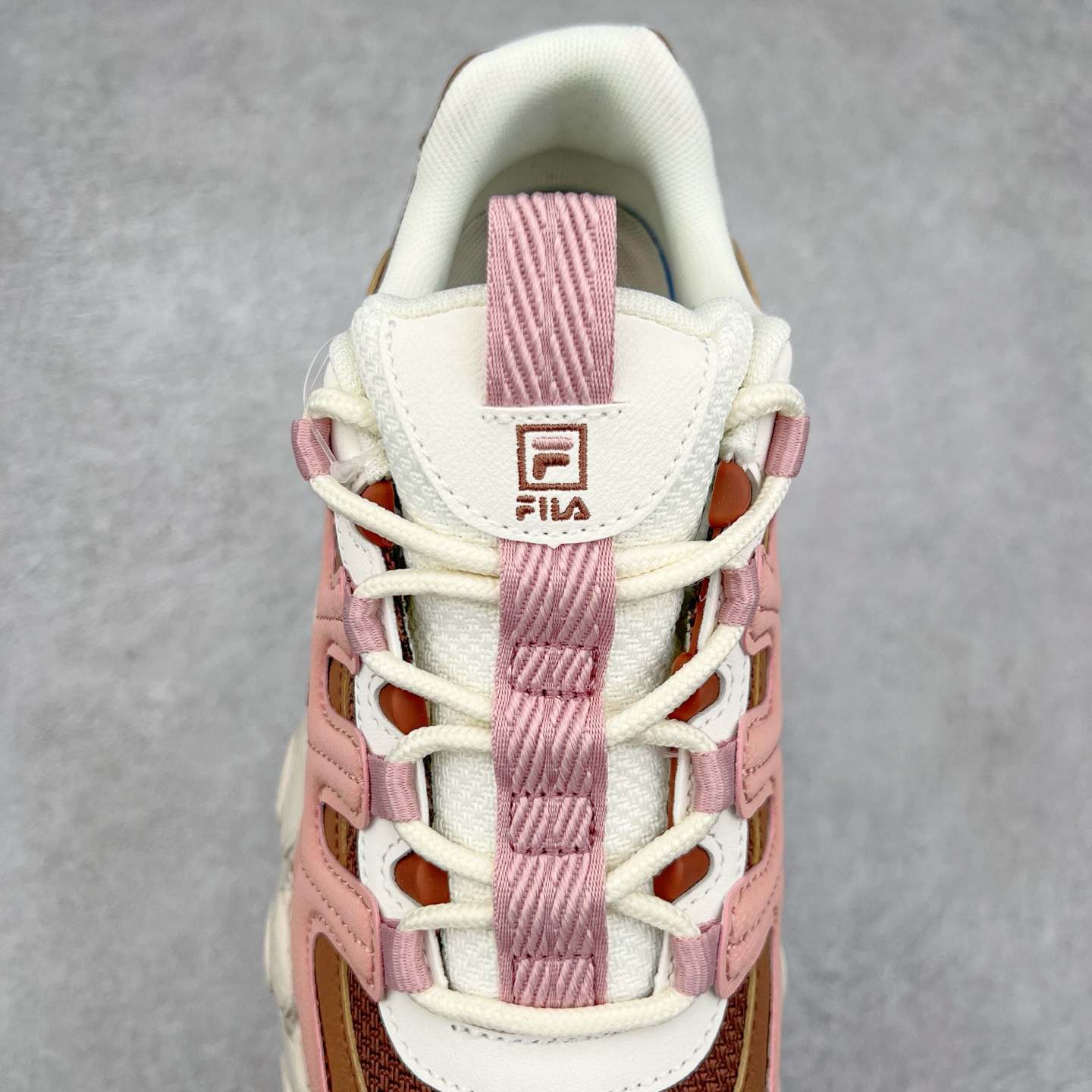 图片[5]-FILA originale collection Croissant 斐乐潮流Y2K复古潮牌防滑耐磨轻便低帮老爹鞋 FUSION 系列传承了 FILA 的百年基因，融入年轻运动及潮流文化，成为引领变革、创新突破的一代。以“1+N” 的跨界合作模式重现经典的同时创造经典。带来最出其不意的跨界合作惊喜。同时，FILAFUSION把FILA 的 DNA 融入到定制体验里，你可以随心制造厲于你的产品。FILA FUSION 的鞋家族涵盖了老爹鞋、跑步鞋、网球鞋、季节款。风格复古新潮，满足了时尚人士出行及各类运动的搭配需求，成为当下年轻人筷拥的鞋类品牌之一。FILA FUSION 走进年轻人的世界，通过年轻人运动，街舞，滑板，篮球，展现 FILA FUSION 的潮流态度和年轻文化。FILA FUSION 认为末来属于引领变革、创新突破的年轻一代，让我们一起构成 FILA 未来的蓝图吧！尺码：35.5 36 36.5 37.5 38 38.5 39 40-选品中心