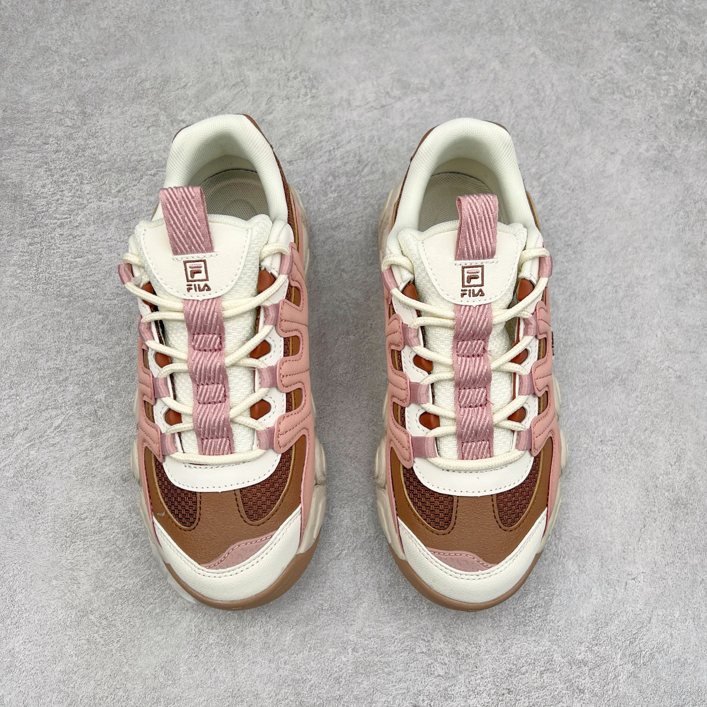 图片[2]-FILA originale collection Croissant 斐乐潮流Y2K复古潮牌防滑耐磨轻便低帮老爹鞋 FUSION 系列传承了 FILA 的百年基因，融入年轻运动及潮流文化，成为引领变革、创新突破的一代。以“1+N” 的跨界合作模式重现经典的同时创造经典。带来最出其不意的跨界合作惊喜。同时，FILAFUSION把FILA 的 DNA 融入到定制体验里，你可以随心制造厲于你的产品。FILA FUSION 的鞋家族涵盖了老爹鞋、跑步鞋、网球鞋、季节款。风格复古新潮，满足了时尚人士出行及各类运动的搭配需求，成为当下年轻人筷拥的鞋类品牌之一。FILA FUSION 走进年轻人的世界，通过年轻人运动，街舞，滑板，篮球，展现 FILA FUSION 的潮流态度和年轻文化。FILA FUSION 认为末来属于引领变革、创新突破的年轻一代，让我们一起构成 FILA 未来的蓝图吧！尺码：35.5 36 36.5 37.5 38 38.5 39 40-选品中心