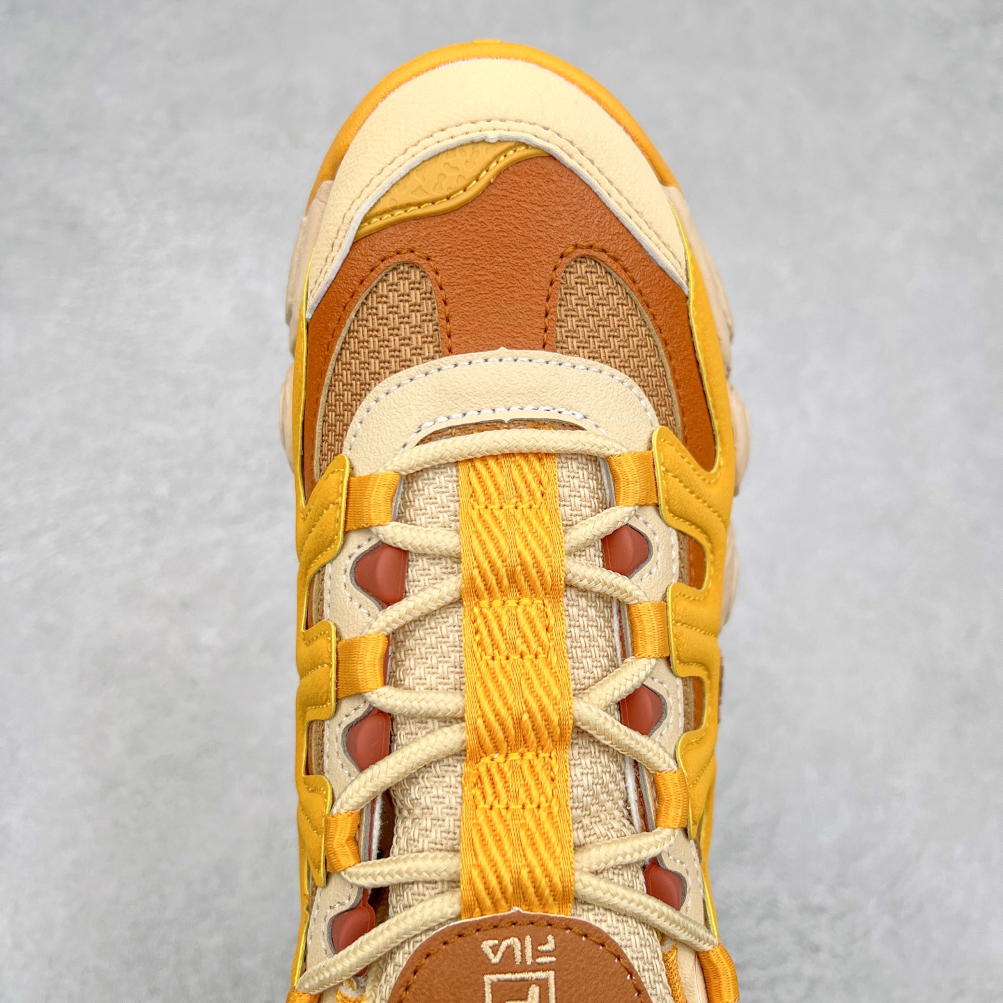 图片[4]-FILA originale collection Croissant 斐乐潮流Y2K复古潮牌防滑耐磨轻便低帮老爹鞋 FUSION 系列传承了 FILA 的百年基因，融入年轻运动及潮流文化，成为引领变革、创新突破的一代。以“1+N” 的跨界合作模式重现经典的同时创造经典。带来最出其不意的跨界合作惊喜。同时，FILAFUSION把FILA 的 DNA 融入到定制体验里，你可以随心制造厲于你的产品。FILA FUSION 的鞋家族涵盖了老爹鞋、跑步鞋、网球鞋、季节款。风格复古新潮，满足了时尚人士出行及各类运动的搭配需求，成为当下年轻人筷拥的鞋类品牌之一。FILA FUSION 走进年轻人的世界，通过年轻人运动，街舞，滑板，篮球，展现 FILA FUSION 的潮流态度和年轻文化。FILA FUSION 认为末来属于引领变革、创新突破的年轻一代，让我们一起构成 FILA 未来的蓝图吧！尺码：35.5 36 36.5 37.5 38 38.5 39 40-选品中心