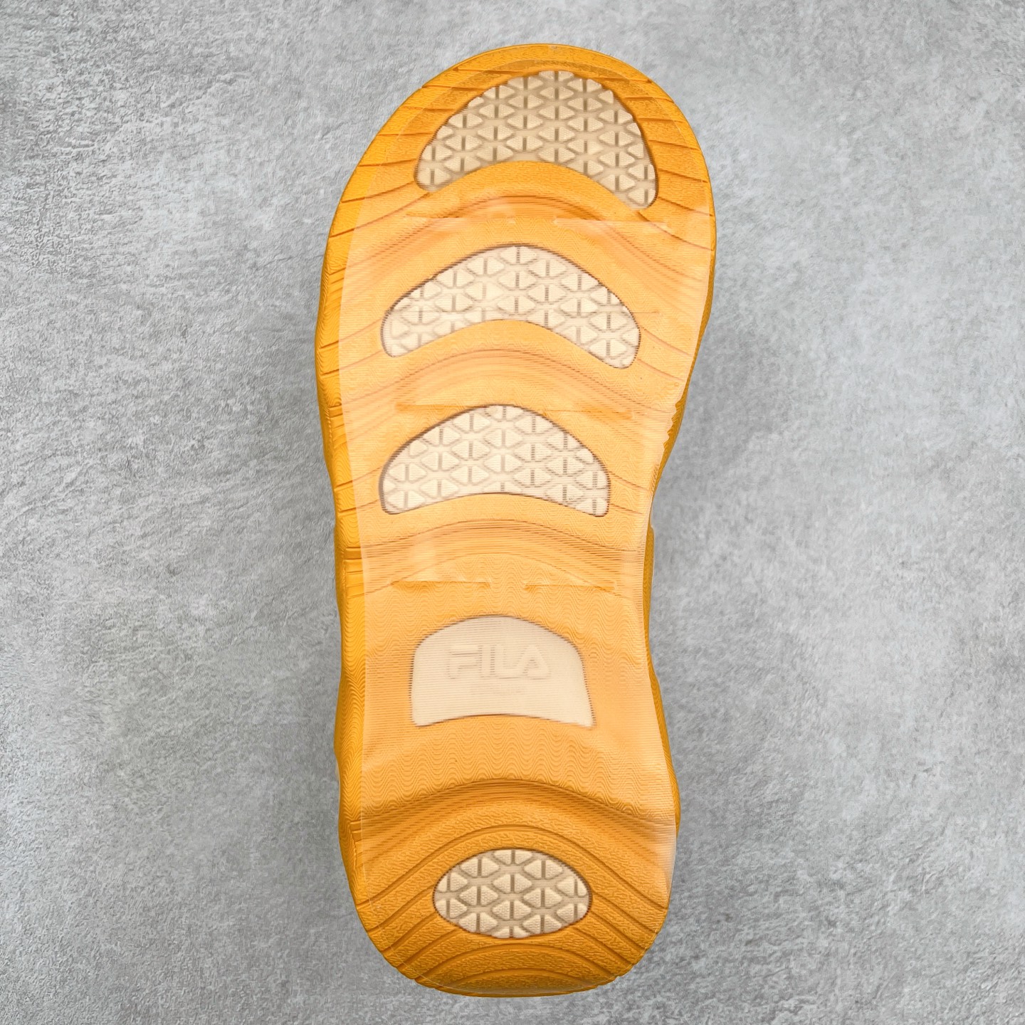 图片[9]-FILA originale collection Croissant 斐乐潮流Y2K复古潮牌防滑耐磨轻便低帮老爹鞋 FUSION 系列传承了 FILA 的百年基因，融入年轻运动及潮流文化，成为引领变革、创新突破的一代。以“1+N” 的跨界合作模式重现经典的同时创造经典。带来最出其不意的跨界合作惊喜。同时，FILAFUSION把FILA 的 DNA 融入到定制体验里，你可以随心制造厲于你的产品。FILA FUSION 的鞋家族涵盖了老爹鞋、跑步鞋、网球鞋、季节款。风格复古新潮，满足了时尚人士出行及各类运动的搭配需求，成为当下年轻人筷拥的鞋类品牌之一。FILA FUSION 走进年轻人的世界，通过年轻人运动，街舞，滑板，篮球，展现 FILA FUSION 的潮流态度和年轻文化。FILA FUSION 认为末来属于引领变革、创新突破的年轻一代，让我们一起构成 FILA 未来的蓝图吧！尺码：35.5 36 36.5 37.5 38 38.5 39 40-选品中心