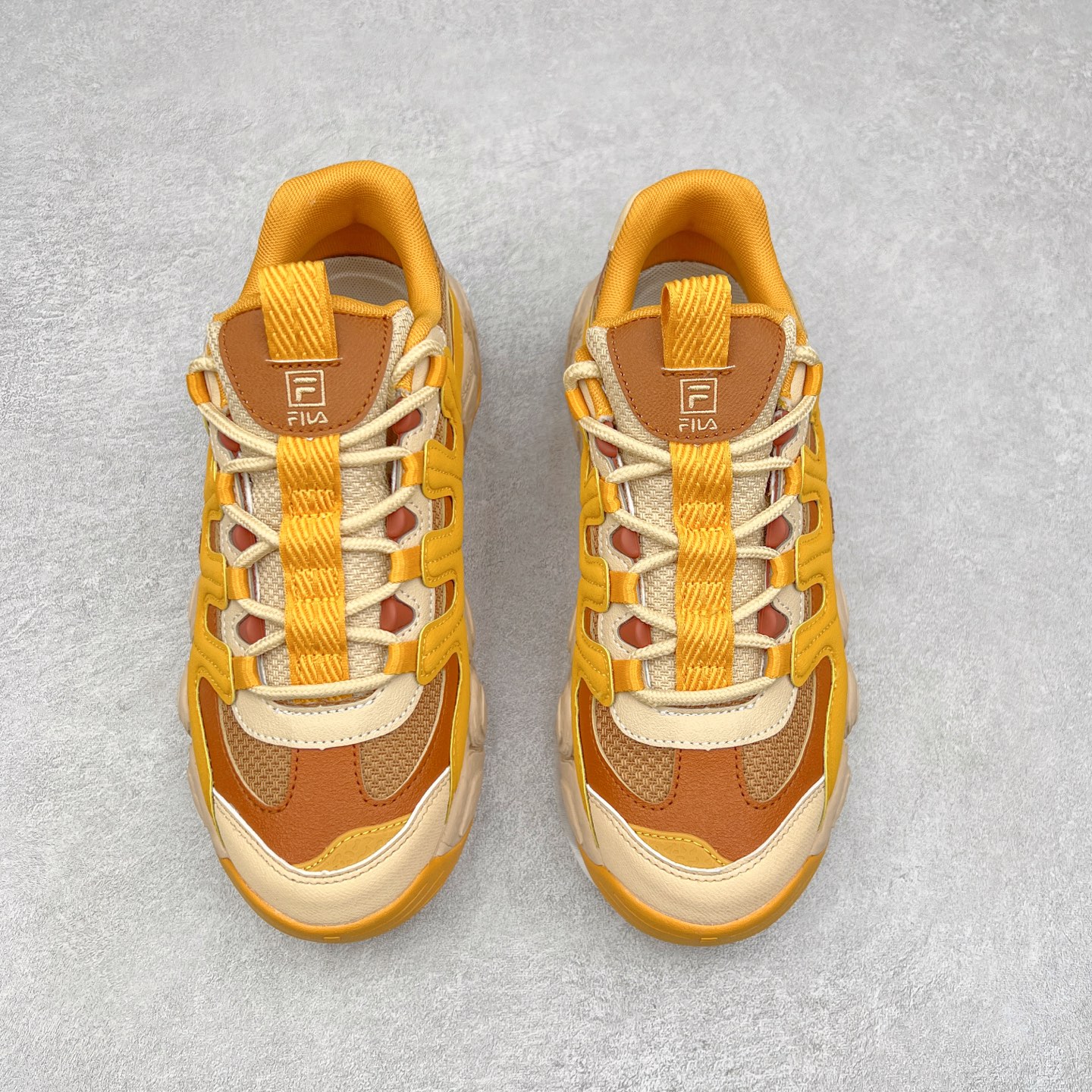 图片[2]-FILA originale collection Croissant 斐乐潮流Y2K复古潮牌防滑耐磨轻便低帮老爹鞋 FUSION 系列传承了 FILA 的百年基因，融入年轻运动及潮流文化，成为引领变革、创新突破的一代。以“1+N” 的跨界合作模式重现经典的同时创造经典。带来最出其不意的跨界合作惊喜。同时，FILAFUSION把FILA 的 DNA 融入到定制体验里，你可以随心制造厲于你的产品。FILA FUSION 的鞋家族涵盖了老爹鞋、跑步鞋、网球鞋、季节款。风格复古新潮，满足了时尚人士出行及各类运动的搭配需求，成为当下年轻人筷拥的鞋类品牌之一。FILA FUSION 走进年轻人的世界，通过年轻人运动，街舞，滑板，篮球，展现 FILA FUSION 的潮流态度和年轻文化。FILA FUSION 认为末来属于引领变革、创新突破的年轻一代，让我们一起构成 FILA 未来的蓝图吧！尺码：35.5 36 36.5 37.5 38 38.5 39 40-选品中心