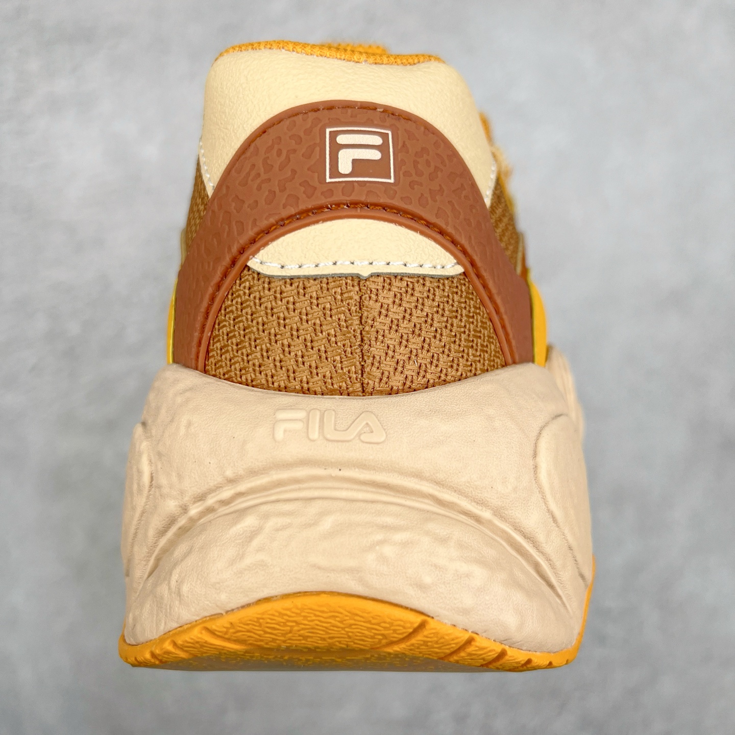 图片[8]-FILA originale collection Croissant 斐乐潮流Y2K复古潮牌防滑耐磨轻便低帮老爹鞋 FUSION 系列传承了 FILA 的百年基因，融入年轻运动及潮流文化，成为引领变革、创新突破的一代。以“1+N” 的跨界合作模式重现经典的同时创造经典。带来最出其不意的跨界合作惊喜。同时，FILAFUSION把FILA 的 DNA 融入到定制体验里，你可以随心制造厲于你的产品。FILA FUSION 的鞋家族涵盖了老爹鞋、跑步鞋、网球鞋、季节款。风格复古新潮，满足了时尚人士出行及各类运动的搭配需求，成为当下年轻人筷拥的鞋类品牌之一。FILA FUSION 走进年轻人的世界，通过年轻人运动，街舞，滑板，篮球，展现 FILA FUSION 的潮流态度和年轻文化。FILA FUSION 认为末来属于引领变革、创新突破的年轻一代，让我们一起构成 FILA 未来的蓝图吧！尺码：35.5 36 36.5 37.5 38 38.5 39 40-选品中心