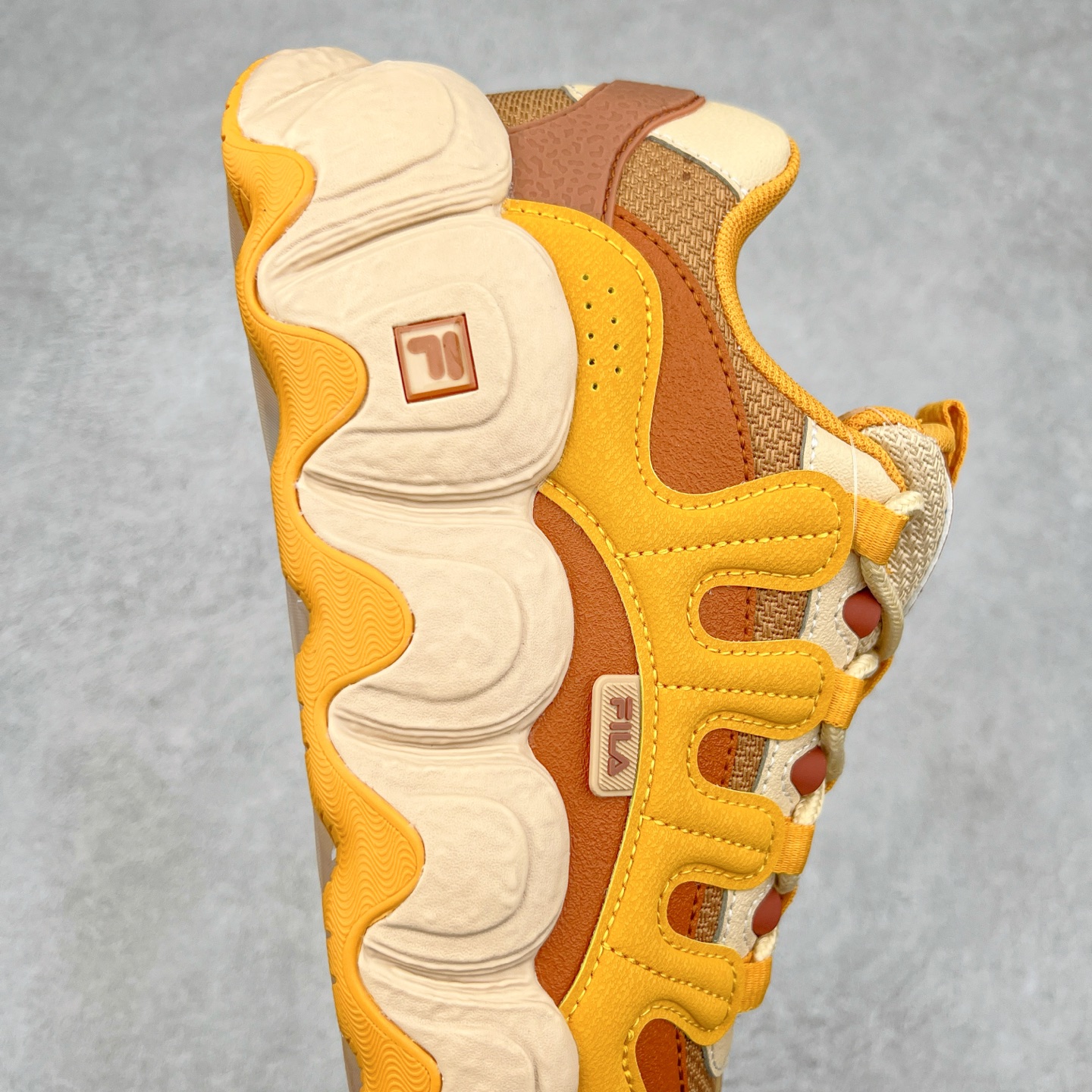 图片[6]-FILA originale collection Croissant 斐乐潮流Y2K复古潮牌防滑耐磨轻便低帮老爹鞋 FUSION 系列传承了 FILA 的百年基因，融入年轻运动及潮流文化，成为引领变革、创新突破的一代。以“1+N” 的跨界合作模式重现经典的同时创造经典。带来最出其不意的跨界合作惊喜。同时，FILAFUSION把FILA 的 DNA 融入到定制体验里，你可以随心制造厲于你的产品。FILA FUSION 的鞋家族涵盖了老爹鞋、跑步鞋、网球鞋、季节款。风格复古新潮，满足了时尚人士出行及各类运动的搭配需求，成为当下年轻人筷拥的鞋类品牌之一。FILA FUSION 走进年轻人的世界，通过年轻人运动，街舞，滑板，篮球，展现 FILA FUSION 的潮流态度和年轻文化。FILA FUSION 认为末来属于引领变革、创新突破的年轻一代，让我们一起构成 FILA 未来的蓝图吧！尺码：35.5 36 36.5 37.5 38 38.5 39 40-选品中心