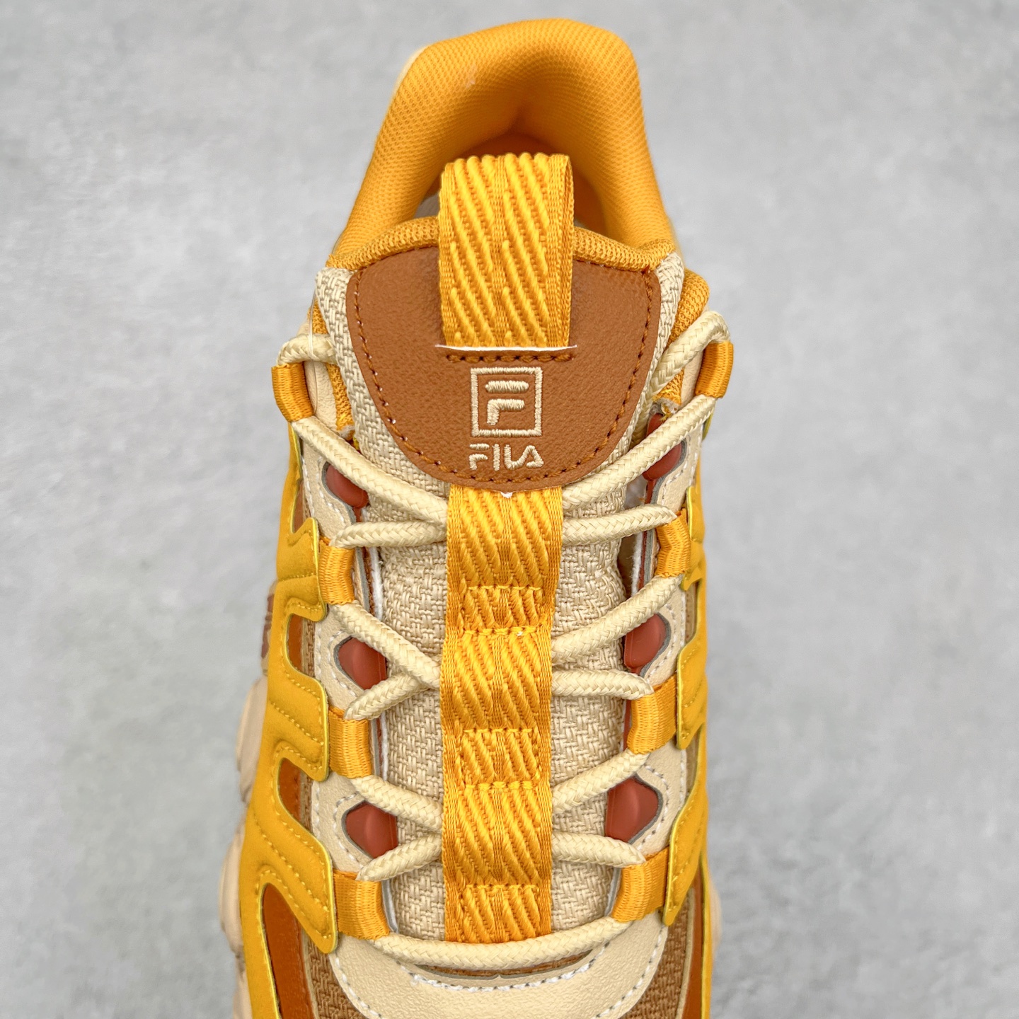 图片[5]-FILA originale collection Croissant 斐乐潮流Y2K复古潮牌防滑耐磨轻便低帮老爹鞋 FUSION 系列传承了 FILA 的百年基因，融入年轻运动及潮流文化，成为引领变革、创新突破的一代。以“1+N” 的跨界合作模式重现经典的同时创造经典。带来最出其不意的跨界合作惊喜。同时，FILAFUSION把FILA 的 DNA 融入到定制体验里，你可以随心制造厲于你的产品。FILA FUSION 的鞋家族涵盖了老爹鞋、跑步鞋、网球鞋、季节款。风格复古新潮，满足了时尚人士出行及各类运动的搭配需求，成为当下年轻人筷拥的鞋类品牌之一。FILA FUSION 走进年轻人的世界，通过年轻人运动，街舞，滑板，篮球，展现 FILA FUSION 的潮流态度和年轻文化。FILA FUSION 认为末来属于引领变革、创新突破的年轻一代，让我们一起构成 FILA 未来的蓝图吧！尺码：35.5 36 36.5 37.5 38 38.5 39 40-选品中心