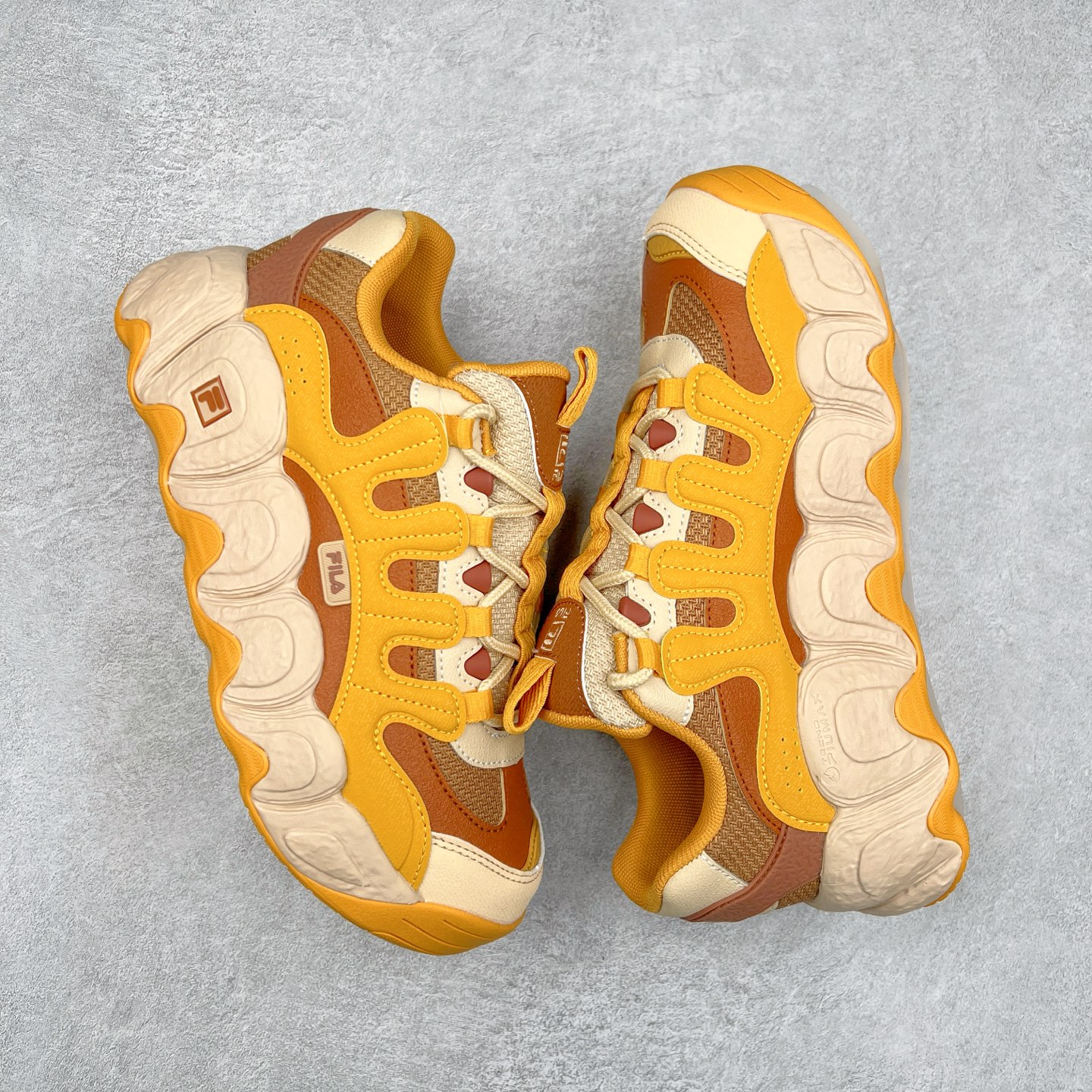 图片[3]-FILA originale collection Croissant 斐乐潮流Y2K复古潮牌防滑耐磨轻便低帮老爹鞋 FUSION 系列传承了 FILA 的百年基因，融入年轻运动及潮流文化，成为引领变革、创新突破的一代。以“1+N” 的跨界合作模式重现经典的同时创造经典。带来最出其不意的跨界合作惊喜。同时，FILAFUSION把FILA 的 DNA 融入到定制体验里，你可以随心制造厲于你的产品。FILA FUSION 的鞋家族涵盖了老爹鞋、跑步鞋、网球鞋、季节款。风格复古新潮，满足了时尚人士出行及各类运动的搭配需求，成为当下年轻人筷拥的鞋类品牌之一。FILA FUSION 走进年轻人的世界，通过年轻人运动，街舞，滑板，篮球，展现 FILA FUSION 的潮流态度和年轻文化。FILA FUSION 认为末来属于引领变革、创新突破的年轻一代，让我们一起构成 FILA 未来的蓝图吧！尺码：35.5 36 36.5 37.5 38 38.5 39 40-选品中心