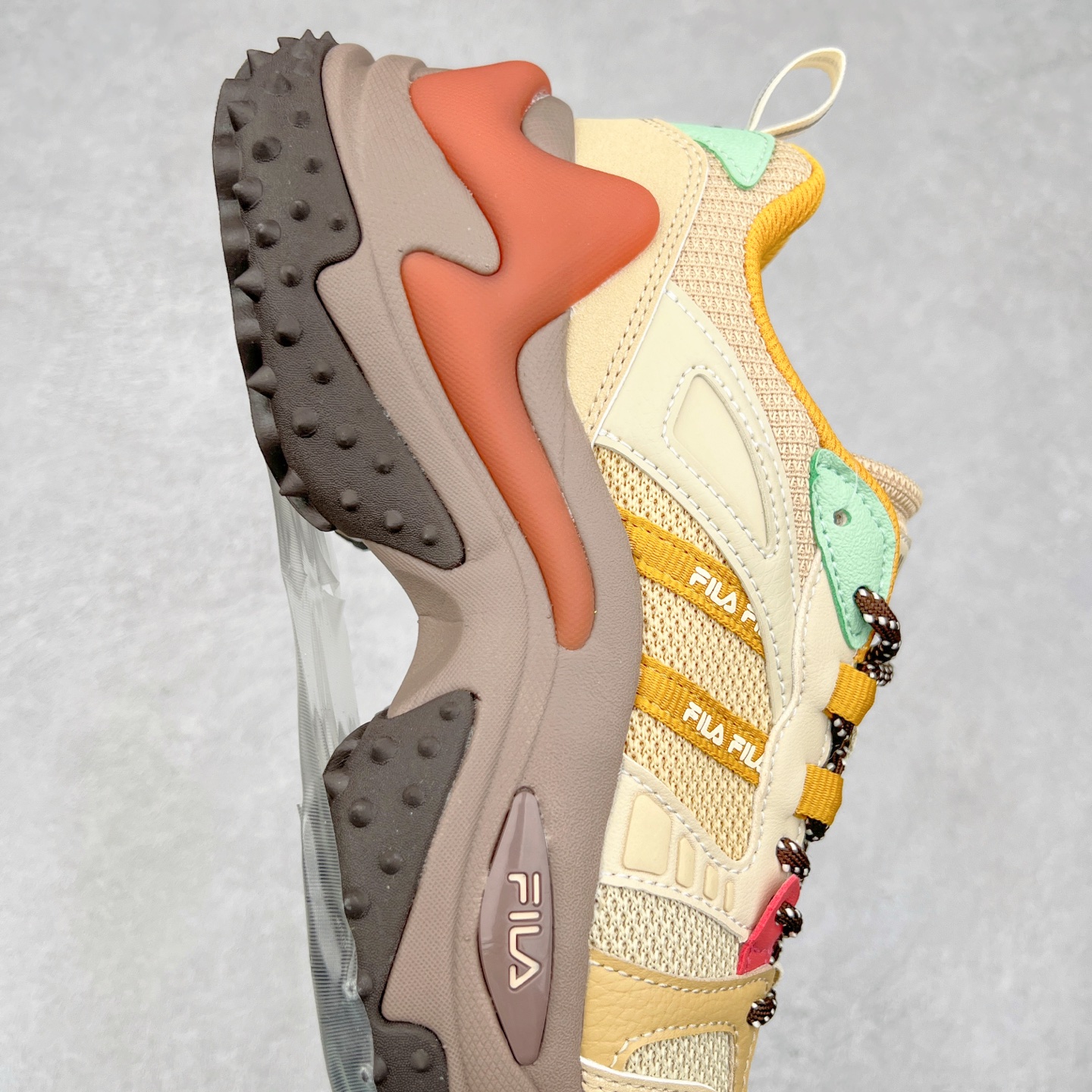 图片[6]-FILA FUSION Fluid 斐乐摩登潮牌防滑耐磨轻便运动鞋 FUSION 系列传承了 FILA 的百年基因，融入年轻运动及潮流文化，成为引领变革、创新突破的一代。以“1+N” 的跨界合作模式重现经典的同时创造经典。带来最出其不意的跨界合作惊喜。同时，FILAFUSION把FILA 的 DNA 融入到定制体验里，你可以随心制造厲于你的产品。FILA FUSION 的鞋家族涵盖了老爹鞋、跑步鞋、网球鞋、季节款。风格复古新潮，满足了时尚人士出行及各类运动的搭配需求，成为当下年轻人筷拥的鞋类品牌之一。FILA FUSION 走进年轻人的世界，通过年轻人运动，街舞，滑板，篮球，展现 FILA FUSION 的潮流态度和年轻文化。FILA FUSION 认为末来属于引领变革、创新突破的年轻一代，让我们一起构成 FILA 未来的蓝图吧！尺码：35.5 36 36.5 37.5 38 38.5 39 40 40.5 41 42 42.5 43 44 44.5 45 45.5-选品中心