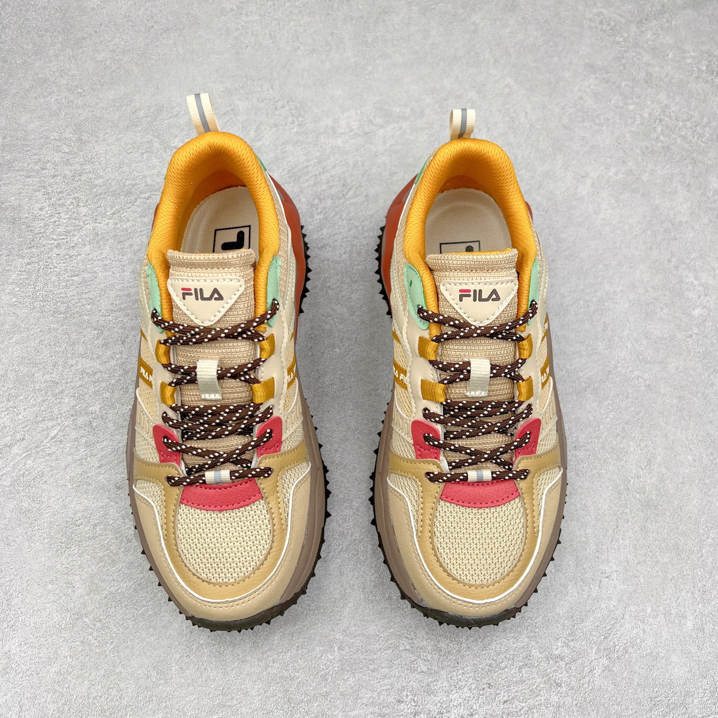 图片[2]-FILA FUSION Fluid 斐乐摩登潮牌防滑耐磨轻便运动鞋 FUSION 系列传承了 FILA 的百年基因，融入年轻运动及潮流文化，成为引领变革、创新突破的一代。以“1+N” 的跨界合作模式重现经典的同时创造经典。带来最出其不意的跨界合作惊喜。同时，FILAFUSION把FILA 的 DNA 融入到定制体验里，你可以随心制造厲于你的产品。FILA FUSION 的鞋家族涵盖了老爹鞋、跑步鞋、网球鞋、季节款。风格复古新潮，满足了时尚人士出行及各类运动的搭配需求，成为当下年轻人筷拥的鞋类品牌之一。FILA FUSION 走进年轻人的世界，通过年轻人运动，街舞，滑板，篮球，展现 FILA FUSION 的潮流态度和年轻文化。FILA FUSION 认为末来属于引领变革、创新突破的年轻一代，让我们一起构成 FILA 未来的蓝图吧！尺码：35.5 36 36.5 37.5 38 38.5 39 40 40.5 41 42 42.5 43 44 44.5 45 45.5-选品中心