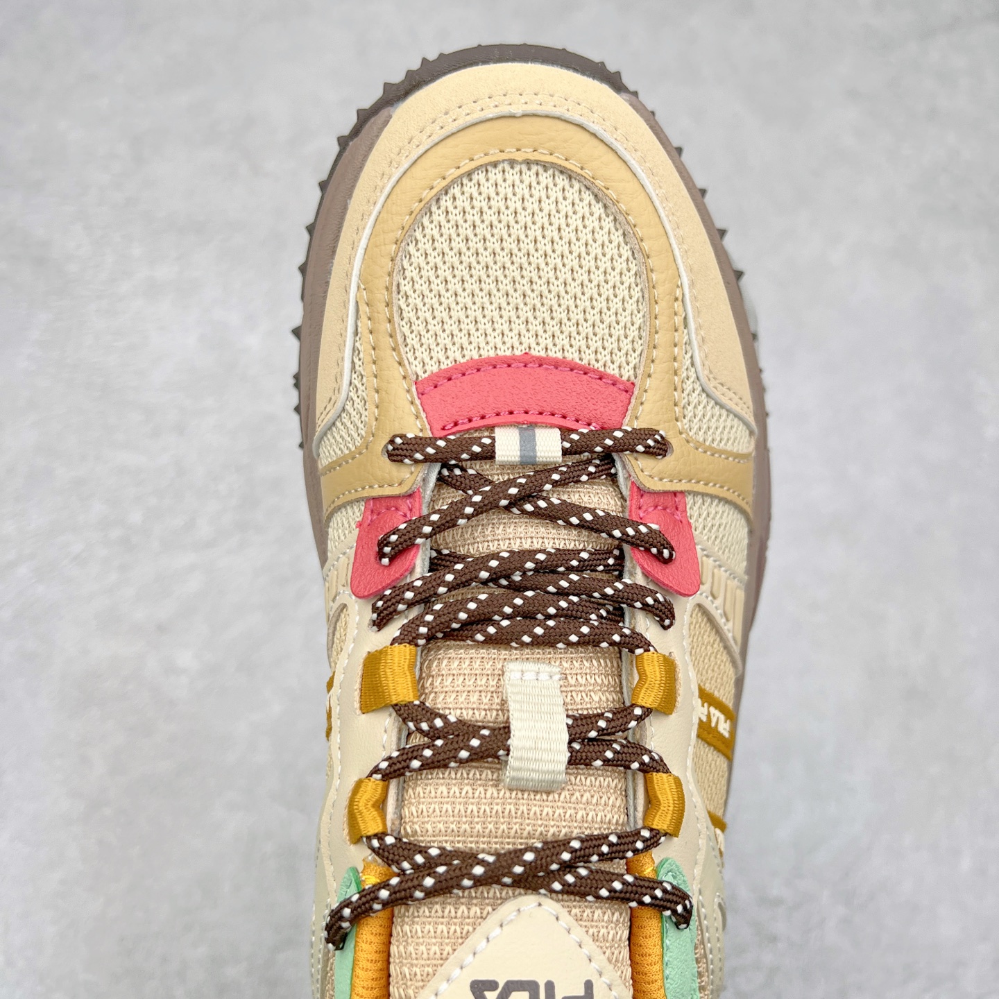 图片[4]-FILA FUSION Fluid 斐乐摩登潮牌防滑耐磨轻便运动鞋 FUSION 系列传承了 FILA 的百年基因，融入年轻运动及潮流文化，成为引领变革、创新突破的一代。以“1+N” 的跨界合作模式重现经典的同时创造经典。带来最出其不意的跨界合作惊喜。同时，FILAFUSION把FILA 的 DNA 融入到定制体验里，你可以随心制造厲于你的产品。FILA FUSION 的鞋家族涵盖了老爹鞋、跑步鞋、网球鞋、季节款。风格复古新潮，满足了时尚人士出行及各类运动的搭配需求，成为当下年轻人筷拥的鞋类品牌之一。FILA FUSION 走进年轻人的世界，通过年轻人运动，街舞，滑板，篮球，展现 FILA FUSION 的潮流态度和年轻文化。FILA FUSION 认为末来属于引领变革、创新突破的年轻一代，让我们一起构成 FILA 未来的蓝图吧！尺码：35.5 36 36.5 37.5 38 38.5 39 40 40.5 41 42 42.5 43 44 44.5 45 45.5-选品中心