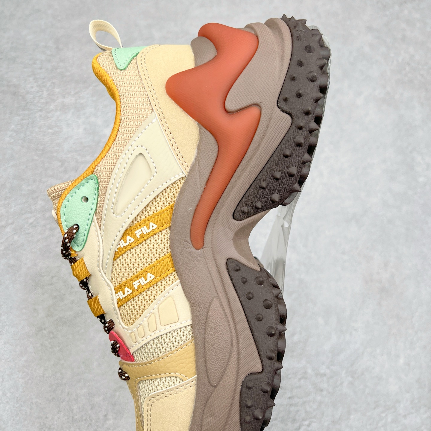 图片[7]-FILA FUSION Fluid 斐乐摩登潮牌防滑耐磨轻便运动鞋 FUSION 系列传承了 FILA 的百年基因，融入年轻运动及潮流文化，成为引领变革、创新突破的一代。以“1+N” 的跨界合作模式重现经典的同时创造经典。带来最出其不意的跨界合作惊喜。同时，FILAFUSION把FILA 的 DNA 融入到定制体验里，你可以随心制造厲于你的产品。FILA FUSION 的鞋家族涵盖了老爹鞋、跑步鞋、网球鞋、季节款。风格复古新潮，满足了时尚人士出行及各类运动的搭配需求，成为当下年轻人筷拥的鞋类品牌之一。FILA FUSION 走进年轻人的世界，通过年轻人运动，街舞，滑板，篮球，展现 FILA FUSION 的潮流态度和年轻文化。FILA FUSION 认为末来属于引领变革、创新突破的年轻一代，让我们一起构成 FILA 未来的蓝图吧！尺码：35.5 36 36.5 37.5 38 38.5 39 40 40.5 41 42 42.5 43 44 44.5 45 45.5-选品中心