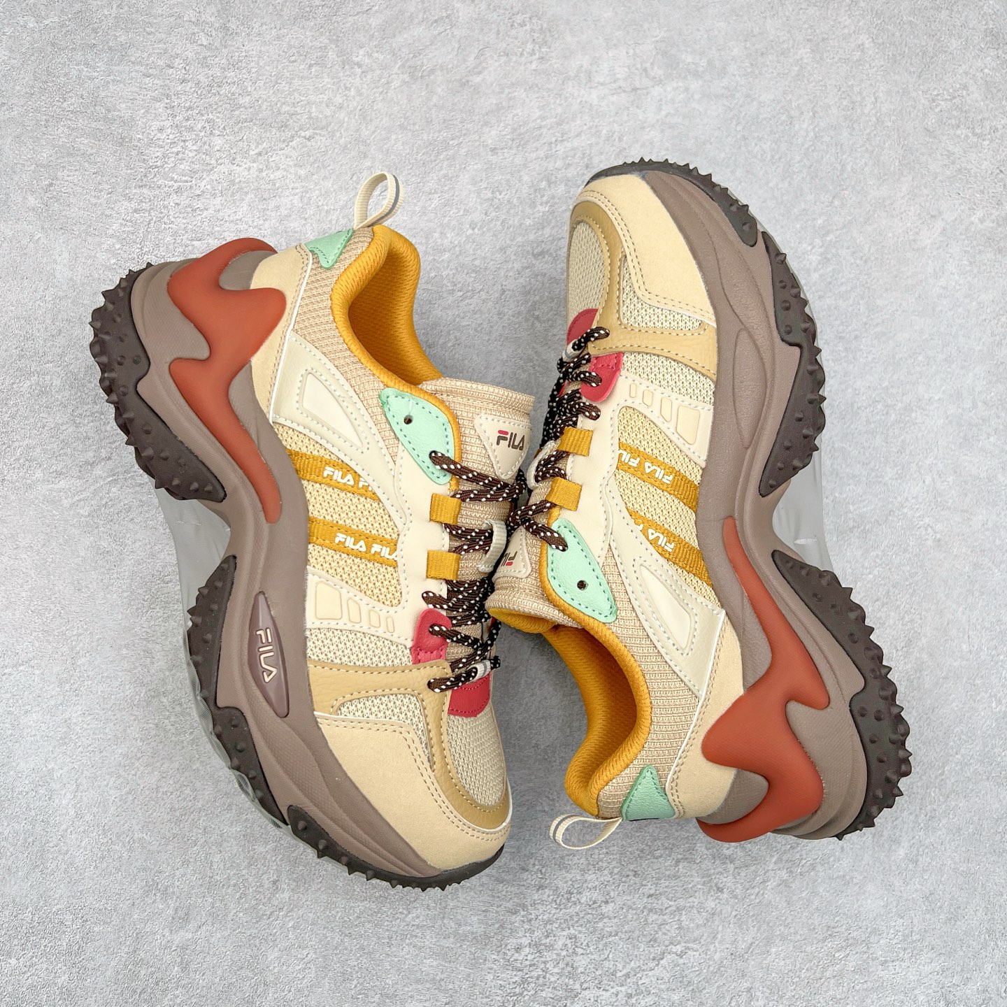 图片[3]-FILA FUSION Fluid 斐乐摩登潮牌防滑耐磨轻便运动鞋 FUSION 系列传承了 FILA 的百年基因，融入年轻运动及潮流文化，成为引领变革、创新突破的一代。以“1+N” 的跨界合作模式重现经典的同时创造经典。带来最出其不意的跨界合作惊喜。同时，FILAFUSION把FILA 的 DNA 融入到定制体验里，你可以随心制造厲于你的产品。FILA FUSION 的鞋家族涵盖了老爹鞋、跑步鞋、网球鞋、季节款。风格复古新潮，满足了时尚人士出行及各类运动的搭配需求，成为当下年轻人筷拥的鞋类品牌之一。FILA FUSION 走进年轻人的世界，通过年轻人运动，街舞，滑板，篮球，展现 FILA FUSION 的潮流态度和年轻文化。FILA FUSION 认为末来属于引领变革、创新突破的年轻一代，让我们一起构成 FILA 未来的蓝图吧！尺码：35.5 36 36.5 37.5 38 38.5 39 40 40.5 41 42 42.5 43 44 44.5 45 45.5-选品中心