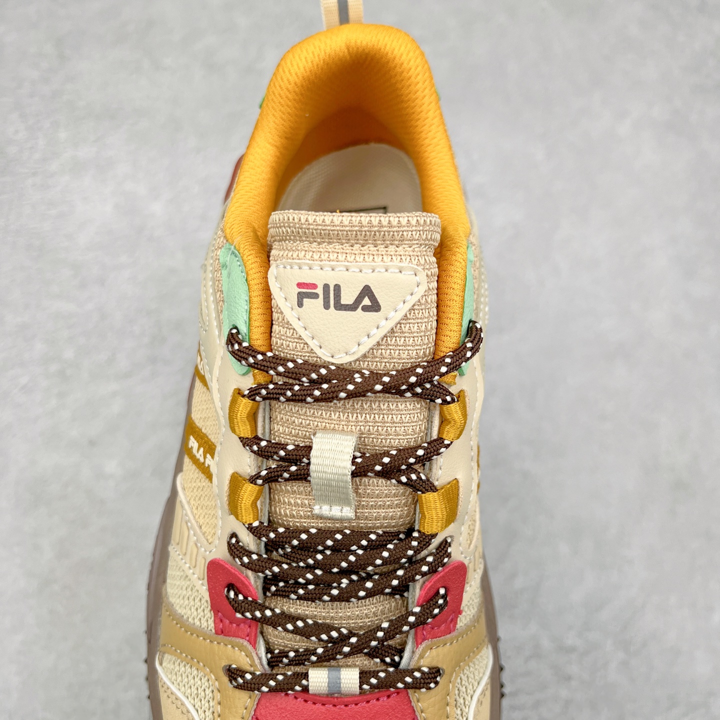 图片[5]-FILA FUSION Fluid 斐乐摩登潮牌防滑耐磨轻便运动鞋 FUSION 系列传承了 FILA 的百年基因，融入年轻运动及潮流文化，成为引领变革、创新突破的一代。以“1+N” 的跨界合作模式重现经典的同时创造经典。带来最出其不意的跨界合作惊喜。同时，FILAFUSION把FILA 的 DNA 融入到定制体验里，你可以随心制造厲于你的产品。FILA FUSION 的鞋家族涵盖了老爹鞋、跑步鞋、网球鞋、季节款。风格复古新潮，满足了时尚人士出行及各类运动的搭配需求，成为当下年轻人筷拥的鞋类品牌之一。FILA FUSION 走进年轻人的世界，通过年轻人运动，街舞，滑板，篮球，展现 FILA FUSION 的潮流态度和年轻文化。FILA FUSION 认为末来属于引领变革、创新突破的年轻一代，让我们一起构成 FILA 未来的蓝图吧！尺码：35.5 36 36.5 37.5 38 38.5 39 40 40.5 41 42 42.5 43 44 44.5 45 45.5-选品中心