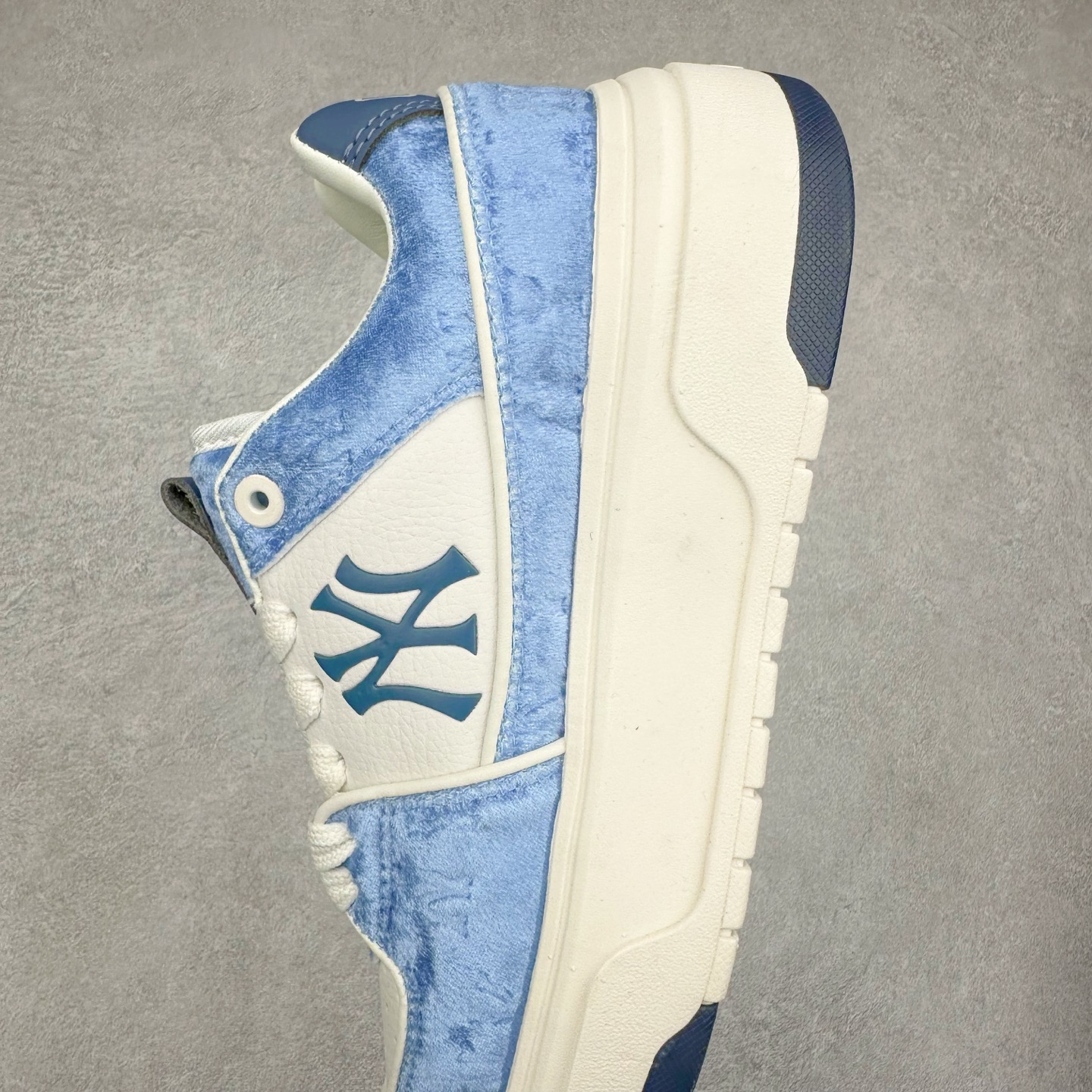 图片[7]-MLB Chunky Liner Basic 复古印花学长鞋系列低帮轻量增高厚底百搭休闲运动慢跑鞋板鞋 Korea韩国联名NY美国榄球纽约洋基队限定 韩国代购专供 全套原楦原纸板原厂数据开发 正确中底拉帮中底网布细节 平台代购专供 左脚内置芯片 韩国代购吊牌标贴 独家一比一RB+MD组合大底 高频后跟小人Logo精准对位立体饱满 正确网布加超迁鞋面 转印中底走线紧密 转印Logo工艺表层防刮不掉色 尺码：35 36 36.5 37.5 38 38.5 39 40 40.5 41 42 42.5 43 44 45-选品中心