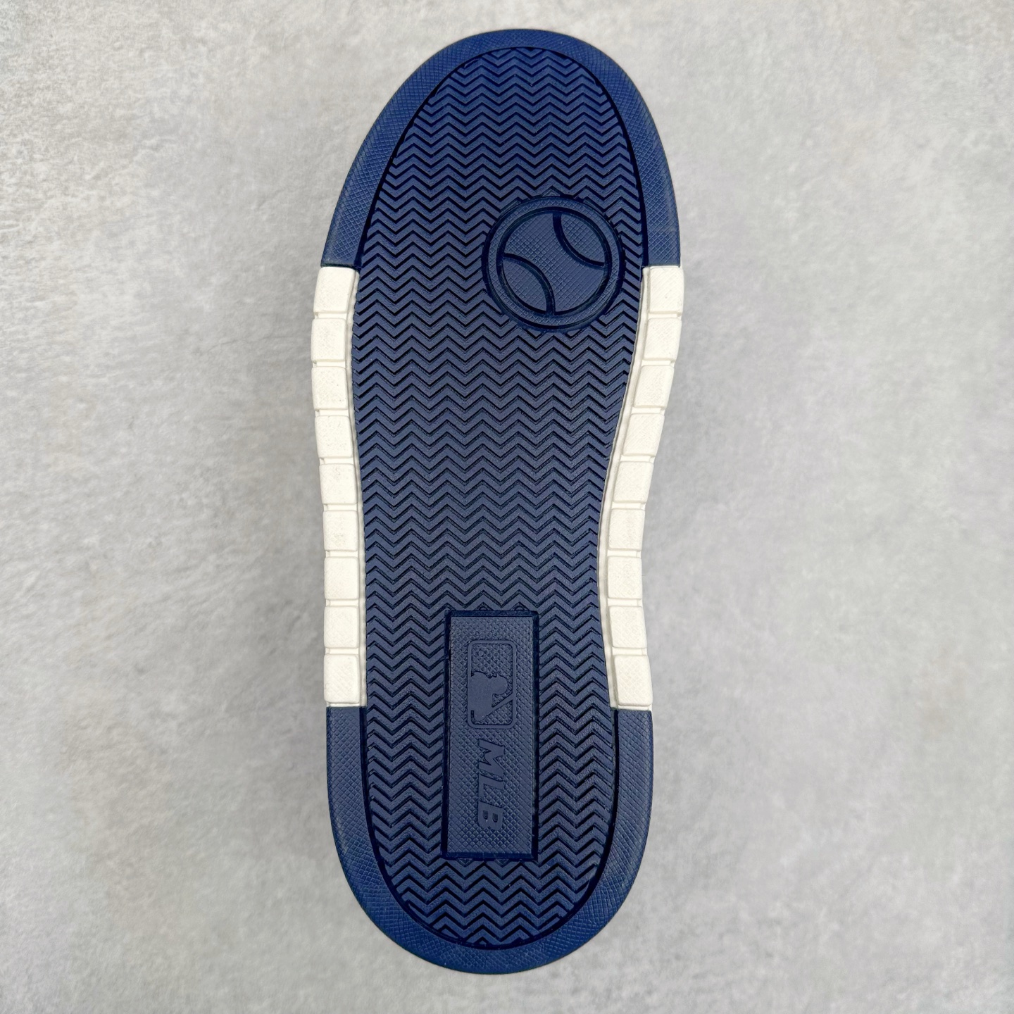 图片[9]-MLB Chunky Liner Basic 复古印花学长鞋系列低帮轻量增高厚底百搭休闲运动慢跑鞋板鞋 Korea韩国联名NY美国榄球纽约洋基队限定 韩国代购专供 全套原楦原纸板原厂数据开发 正确中底拉帮中底网布细节 平台代购专供 左脚内置芯片 韩国代购吊牌标贴 独家一比一RB+MD组合大底 高频后跟小人Logo精准对位立体饱满 正确网布加超迁鞋面 转印中底走线紧密 转印Logo工艺表层防刮不掉色 尺码：35 36 36.5 37.5 38 38.5 39 40 40.5 41 42 42.5 43 44 45-选品中心