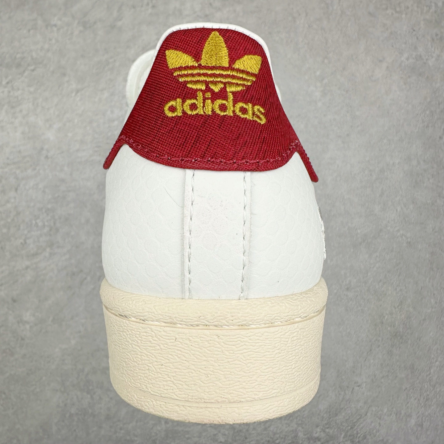 图片[8]-AD Originals Superstar 经典复古贝壳头板鞋 JR8036 诞生于1969年 是第一双将全皮面鞋 身与橡胶鞋头结合在一起的低帮篮球鞋 Superstar最开始 是作为高帮篮球鞋Pro Model的低帮版本而出现的 但因为其独特和醒目的橡胶鞋头造型而让大家熟知 被大家形象地称为\\\”shelltoe\\\”贝壳头 在70年代的美国职业篮球场上 接近3/4的NBA球员都将这双Superstar作为场上用鞋 80年代之后 经过不断的改良和发展 Superstar逐渐成为横跨时装、音乐、街头文化、休闲和运动等各大领域的时尚潮鞋 尺码：36 36.5 37 38 38.5 39 40 40.5 41 42 42.5 43 44 44.5 45-选品中心