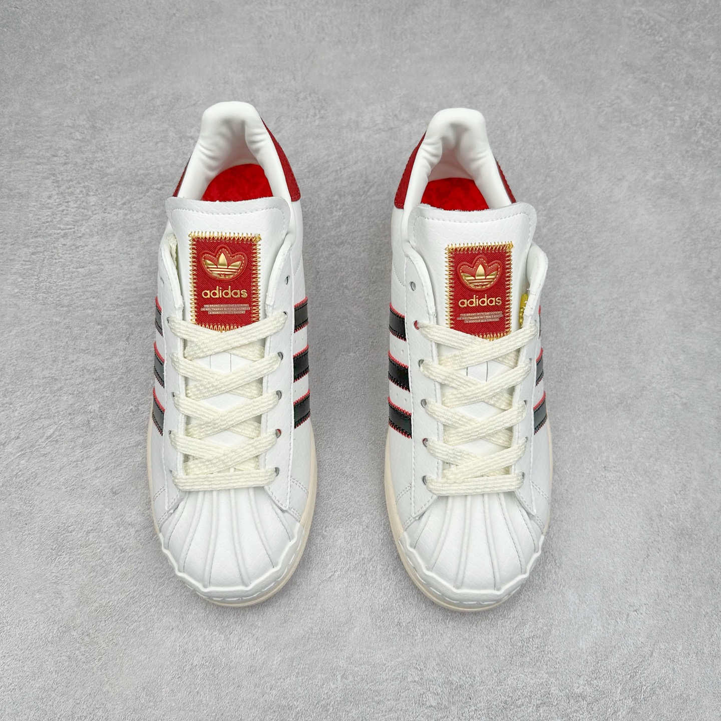 图片[2]-AD Originals Superstar 经典复古贝壳头板鞋 JR8036 诞生于1969年 是第一双将全皮面鞋 身与橡胶鞋头结合在一起的低帮篮球鞋 Superstar最开始 是作为高帮篮球鞋Pro Model的低帮版本而出现的 但因为其独特和醒目的橡胶鞋头造型而让大家熟知 被大家形象地称为\\\”shelltoe\\\”贝壳头 在70年代的美国职业篮球场上 接近3/4的NBA球员都将这双Superstar作为场上用鞋 80年代之后 经过不断的改良和发展 Superstar逐渐成为横跨时装、音乐、街头文化、休闲和运动等各大领域的时尚潮鞋 尺码：36 36.5 37 38 38.5 39 40 40.5 41 42 42.5 43 44 44.5 45-选品中心