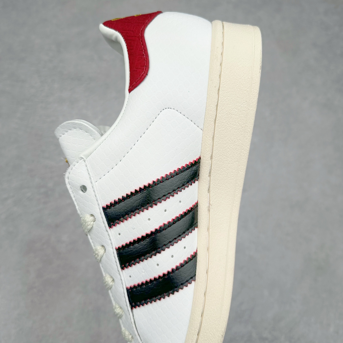 图片[7]-AD Originals Superstar 经典复古贝壳头板鞋 JR8036 诞生于1969年 是第一双将全皮面鞋 身与橡胶鞋头结合在一起的低帮篮球鞋 Superstar最开始 是作为高帮篮球鞋Pro Model的低帮版本而出现的 但因为其独特和醒目的橡胶鞋头造型而让大家熟知 被大家形象地称为\\\”shelltoe\\\”贝壳头 在70年代的美国职业篮球场上 接近3/4的NBA球员都将这双Superstar作为场上用鞋 80年代之后 经过不断的改良和发展 Superstar逐渐成为横跨时装、音乐、街头文化、休闲和运动等各大领域的时尚潮鞋 尺码：36 36.5 37 38 38.5 39 40 40.5 41 42 42.5 43 44 44.5 45-选品中心