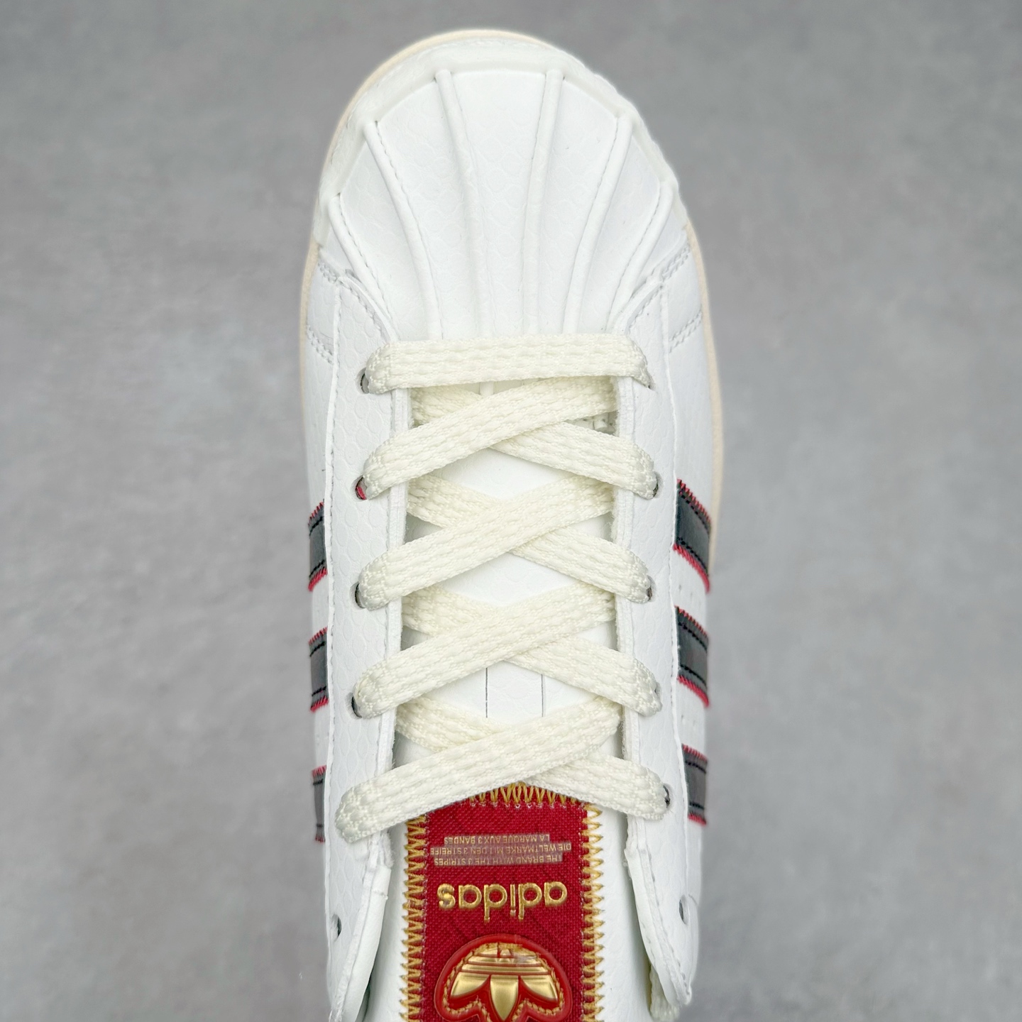 图片[4]-AD Originals Superstar 经典复古贝壳头板鞋 JR8036 诞生于1969年 是第一双将全皮面鞋 身与橡胶鞋头结合在一起的低帮篮球鞋 Superstar最开始 是作为高帮篮球鞋Pro Model的低帮版本而出现的 但因为其独特和醒目的橡胶鞋头造型而让大家熟知 被大家形象地称为\\\”shelltoe\\\”贝壳头 在70年代的美国职业篮球场上 接近3/4的NBA球员都将这双Superstar作为场上用鞋 80年代之后 经过不断的改良和发展 Superstar逐渐成为横跨时装、音乐、街头文化、休闲和运动等各大领域的时尚潮鞋 尺码：36 36.5 37 38 38.5 39 40 40.5 41 42 42.5 43 44 44.5 45-选品中心