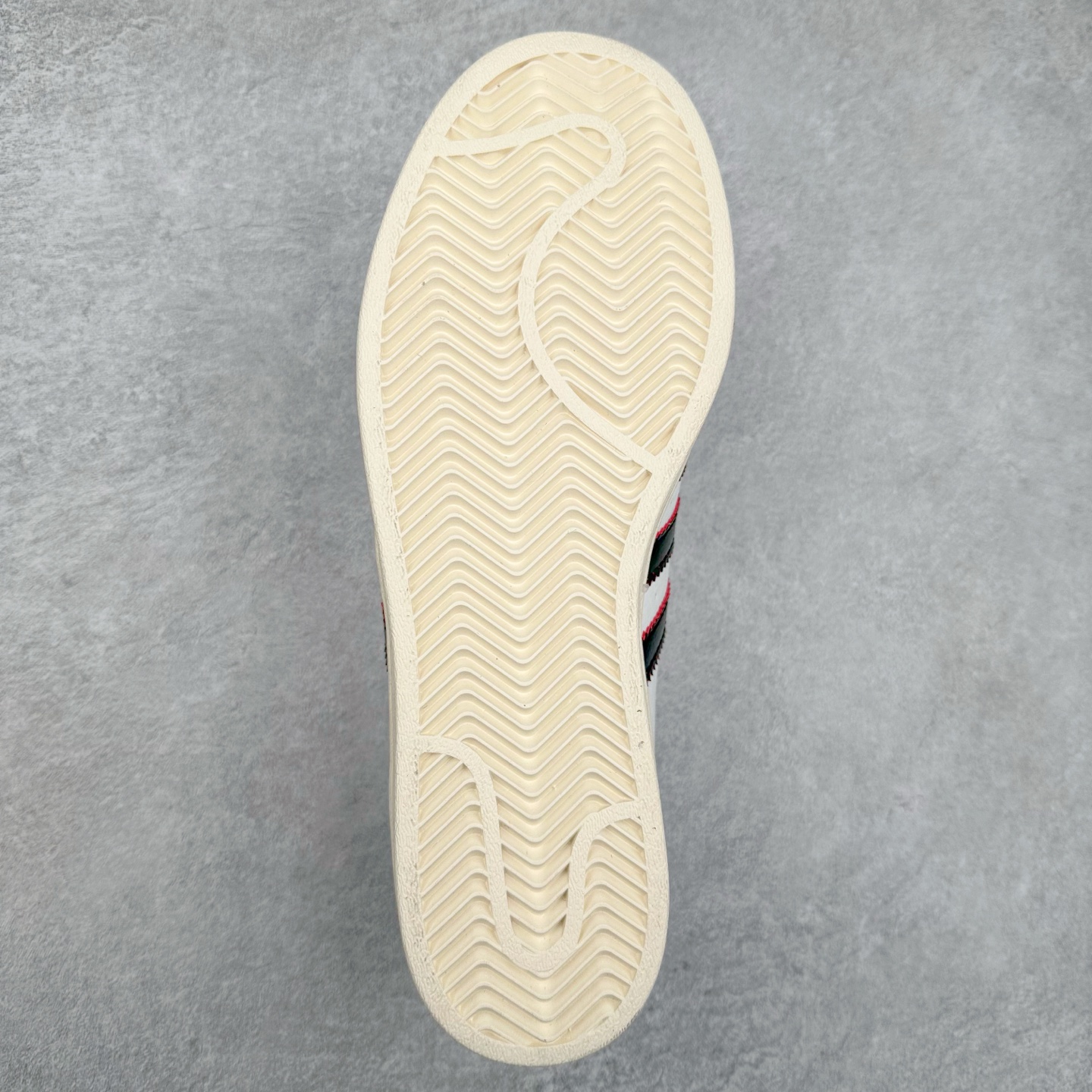 图片[9]-AD Originals Superstar 经典复古贝壳头板鞋 JR8036 诞生于1969年 是第一双将全皮面鞋 身与橡胶鞋头结合在一起的低帮篮球鞋 Superstar最开始 是作为高帮篮球鞋Pro Model的低帮版本而出现的 但因为其独特和醒目的橡胶鞋头造型而让大家熟知 被大家形象地称为\\\”shelltoe\\\”贝壳头 在70年代的美国职业篮球场上 接近3/4的NBA球员都将这双Superstar作为场上用鞋 80年代之后 经过不断的改良和发展 Superstar逐渐成为横跨时装、音乐、街头文化、休闲和运动等各大领域的时尚潮鞋 尺码：36 36.5 37 38 38.5 39 40 40.5 41 42 42.5 43 44 44.5 45-选品中心