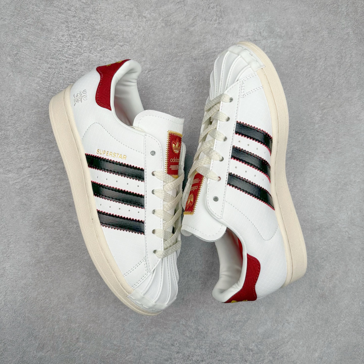 图片[3]-AD Originals Superstar 经典复古贝壳头板鞋 JR8036 诞生于1969年 是第一双将全皮面鞋 身与橡胶鞋头结合在一起的低帮篮球鞋 Superstar最开始 是作为高帮篮球鞋Pro Model的低帮版本而出现的 但因为其独特和醒目的橡胶鞋头造型而让大家熟知 被大家形象地称为\\\”shelltoe\\\”贝壳头 在70年代的美国职业篮球场上 接近3/4的NBA球员都将这双Superstar作为场上用鞋 80年代之后 经过不断的改良和发展 Superstar逐渐成为横跨时装、音乐、街头文化、休闲和运动等各大领域的时尚潮鞋 尺码：36 36.5 37 38 38.5 39 40 40.5 41 42 42.5 43 44 44.5 45-选品中心