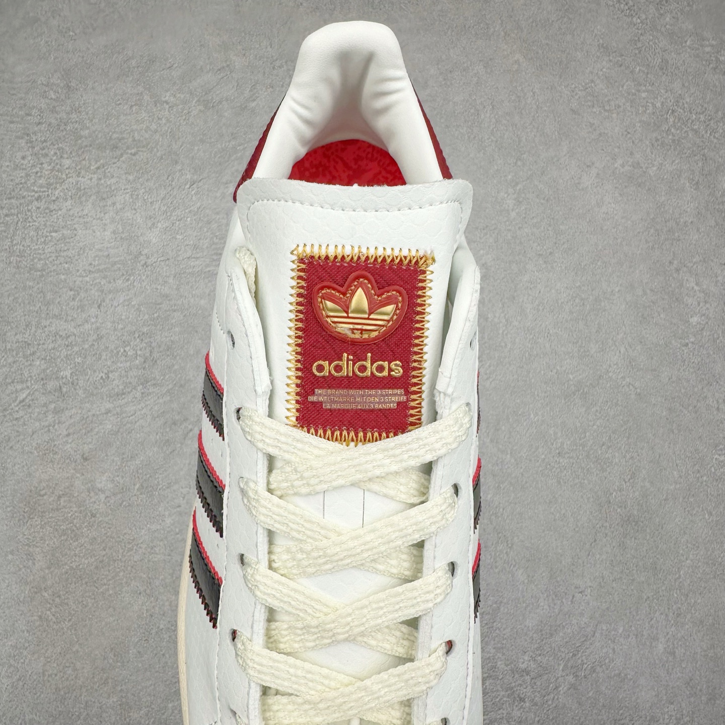 图片[5]-AD Originals Superstar 经典复古贝壳头板鞋 JR8036 诞生于1969年 是第一双将全皮面鞋 身与橡胶鞋头结合在一起的低帮篮球鞋 Superstar最开始 是作为高帮篮球鞋Pro Model的低帮版本而出现的 但因为其独特和醒目的橡胶鞋头造型而让大家熟知 被大家形象地称为\\\”shelltoe\\\”贝壳头 在70年代的美国职业篮球场上 接近3/4的NBA球员都将这双Superstar作为场上用鞋 80年代之后 经过不断的改良和发展 Superstar逐渐成为横跨时装、音乐、街头文化、休闲和运动等各大领域的时尚潮鞋 尺码：36 36.5 37 38 38.5 39 40 40.5 41 42 42.5 43 44 44.5 45-选品中心