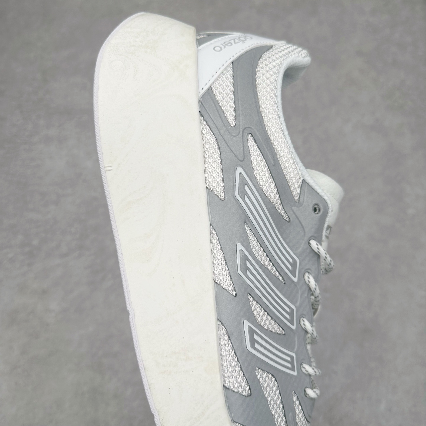 图片[6]-AD Adizero Aruku 全新跑鞋 JQ7415 以永动机为灵感的前卫造型 以及时下流行的厚底设定 让人无比期待 “Aruku” 在日文中是行走的意思 昭示了这是一双定位于大众日常训练或慢跑的鞋款 黑、白、红三色的撞色外观 搭配街头感、现代感十足的鞋面线条勾勒 格外引人注目 搭配丰沛的全新 Swirlfoam 泡棉厚底 虽然不像顶级竞速跑鞋那般极致 但也将日常舒适和时尚颜值平衡到位 尺码：36 36.5 37.5 38 38.5 39 40 40.5 41 42 42.5 43 44 44.5 45-选品中心