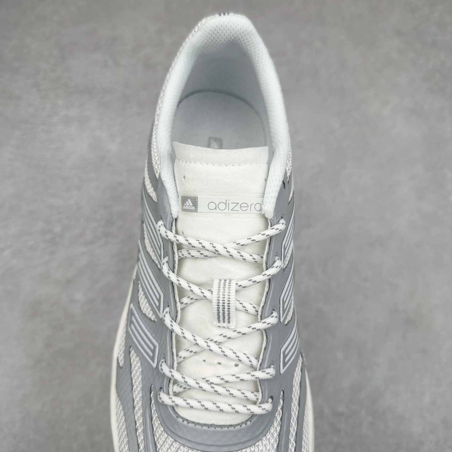 图片[5]-AD Adizero Aruku 全新跑鞋 JQ7415 以永动机为灵感的前卫造型 以及时下流行的厚底设定 让人无比期待 “Aruku” 在日文中是行走的意思 昭示了这是一双定位于大众日常训练或慢跑的鞋款 黑、白、红三色的撞色外观 搭配街头感、现代感十足的鞋面线条勾勒 格外引人注目 搭配丰沛的全新 Swirlfoam 泡棉厚底 虽然不像顶级竞速跑鞋那般极致 但也将日常舒适和时尚颜值平衡到位 尺码：36 36.5 37.5 38 38.5 39 40 40.5 41 42 42.5 43 44 44.5 45-选品中心