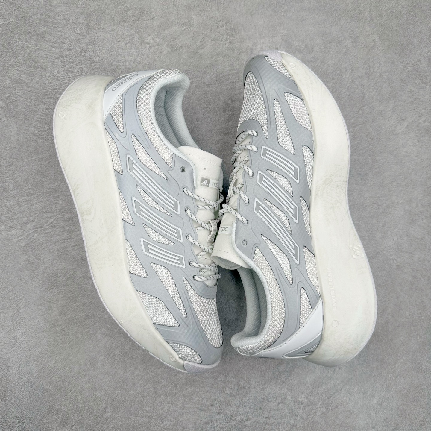 图片[3]-AD Adizero Aruku 全新跑鞋 JQ7415 以永动机为灵感的前卫造型 以及时下流行的厚底设定 让人无比期待 “Aruku” 在日文中是行走的意思 昭示了这是一双定位于大众日常训练或慢跑的鞋款 黑、白、红三色的撞色外观 搭配街头感、现代感十足的鞋面线条勾勒 格外引人注目 搭配丰沛的全新 Swirlfoam 泡棉厚底 虽然不像顶级竞速跑鞋那般极致 但也将日常舒适和时尚颜值平衡到位 尺码：36 36.5 37.5 38 38.5 39 40 40.5 41 42 42.5 43 44 44.5 45-选品中心