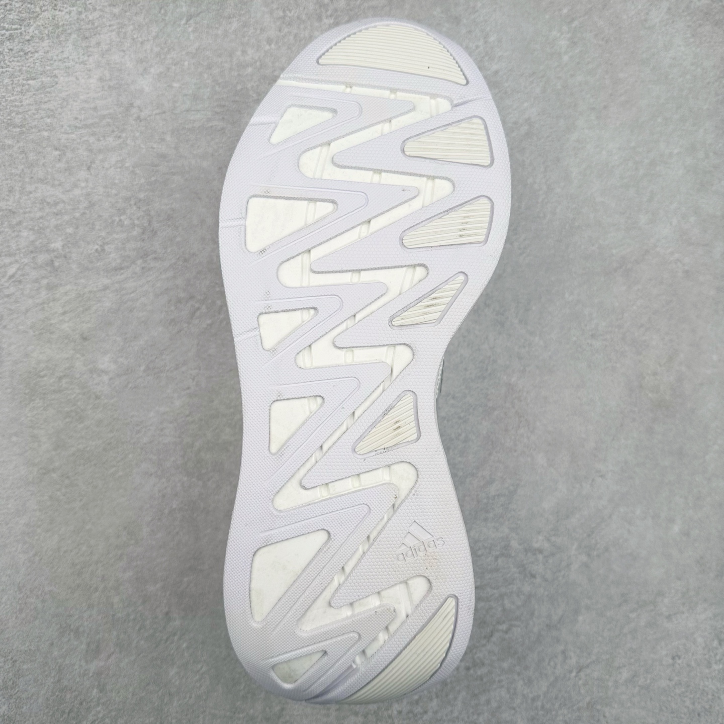 图片[9]-AD Adizero Aruku 全新跑鞋 JQ7415 以永动机为灵感的前卫造型 以及时下流行的厚底设定 让人无比期待 “Aruku” 在日文中是行走的意思 昭示了这是一双定位于大众日常训练或慢跑的鞋款 黑、白、红三色的撞色外观 搭配街头感、现代感十足的鞋面线条勾勒 格外引人注目 搭配丰沛的全新 Swirlfoam 泡棉厚底 虽然不像顶级竞速跑鞋那般极致 但也将日常舒适和时尚颜值平衡到位 尺码：36 36.5 37.5 38 38.5 39 40 40.5 41 42 42.5 43 44 44.5 45-选品中心