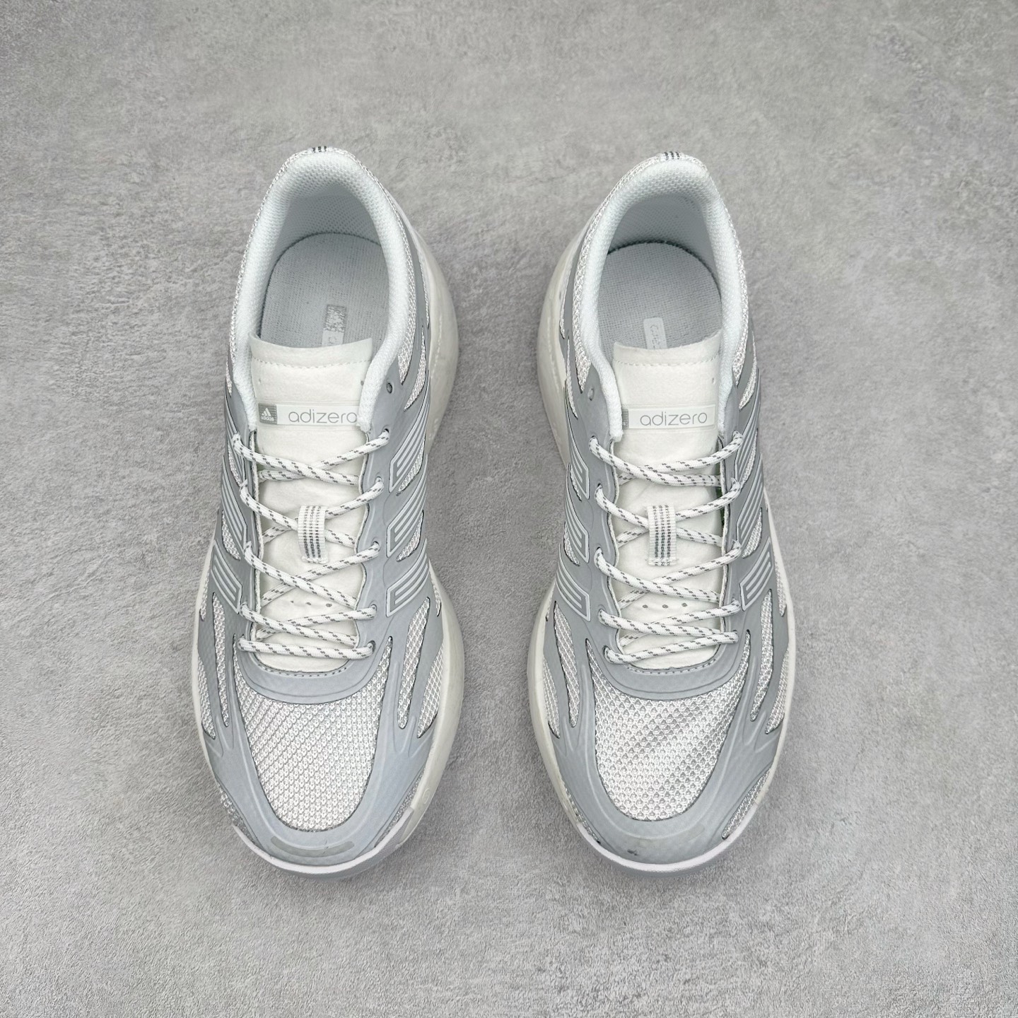 图片[2]-AD Adizero Aruku 全新跑鞋 JQ7415 以永动机为灵感的前卫造型 以及时下流行的厚底设定 让人无比期待 “Aruku” 在日文中是行走的意思 昭示了这是一双定位于大众日常训练或慢跑的鞋款 黑、白、红三色的撞色外观 搭配街头感、现代感十足的鞋面线条勾勒 格外引人注目 搭配丰沛的全新 Swirlfoam 泡棉厚底 虽然不像顶级竞速跑鞋那般极致 但也将日常舒适和时尚颜值平衡到位 尺码：36 36.5 37.5 38 38.5 39 40 40.5 41 42 42.5 43 44 44.5 45-选品中心