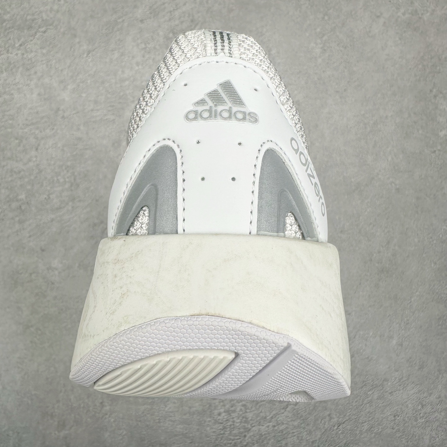 图片[8]-AD Adizero Aruku 全新跑鞋 JQ7415 以永动机为灵感的前卫造型 以及时下流行的厚底设定 让人无比期待 “Aruku” 在日文中是行走的意思 昭示了这是一双定位于大众日常训练或慢跑的鞋款 黑、白、红三色的撞色外观 搭配街头感、现代感十足的鞋面线条勾勒 格外引人注目 搭配丰沛的全新 Swirlfoam 泡棉厚底 虽然不像顶级竞速跑鞋那般极致 但也将日常舒适和时尚颜值平衡到位 尺码：36 36.5 37.5 38 38.5 39 40 40.5 41 42 42.5 43 44 44.5 45-选品中心