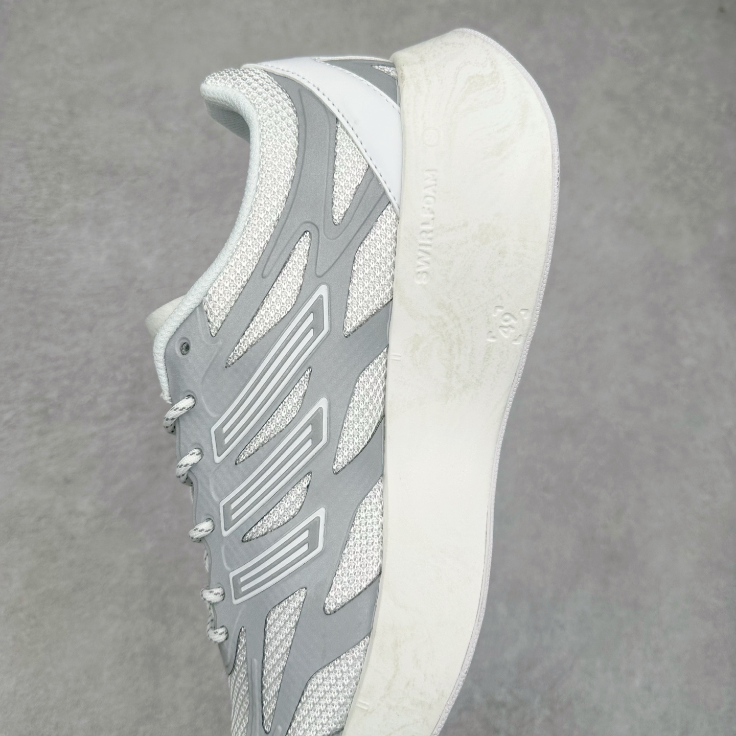 图片[7]-AD Adizero Aruku 全新跑鞋 JQ7415 以永动机为灵感的前卫造型 以及时下流行的厚底设定 让人无比期待 “Aruku” 在日文中是行走的意思 昭示了这是一双定位于大众日常训练或慢跑的鞋款 黑、白、红三色的撞色外观 搭配街头感、现代感十足的鞋面线条勾勒 格外引人注目 搭配丰沛的全新 Swirlfoam 泡棉厚底 虽然不像顶级竞速跑鞋那般极致 但也将日常舒适和时尚颜值平衡到位 尺码：36 36.5 37.5 38 38.5 39 40 40.5 41 42 42.5 43 44 44.5 45-选品中心