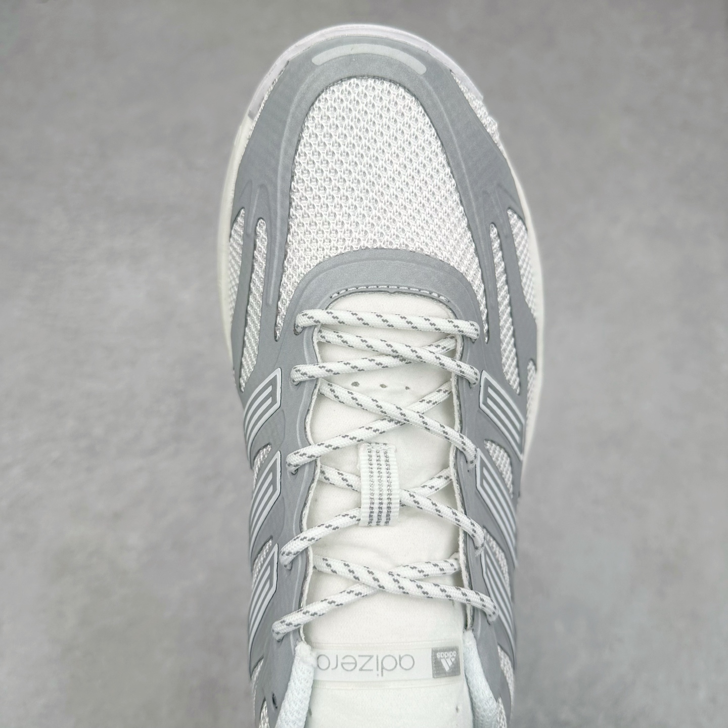 图片[4]-AD Adizero Aruku 全新跑鞋 JQ7415 以永动机为灵感的前卫造型 以及时下流行的厚底设定 让人无比期待 “Aruku” 在日文中是行走的意思 昭示了这是一双定位于大众日常训练或慢跑的鞋款 黑、白、红三色的撞色外观 搭配街头感、现代感十足的鞋面线条勾勒 格外引人注目 搭配丰沛的全新 Swirlfoam 泡棉厚底 虽然不像顶级竞速跑鞋那般极致 但也将日常舒适和时尚颜值平衡到位 尺码：36 36.5 37.5 38 38.5 39 40 40.5 41 42 42.5 43 44 44.5 45-选品中心