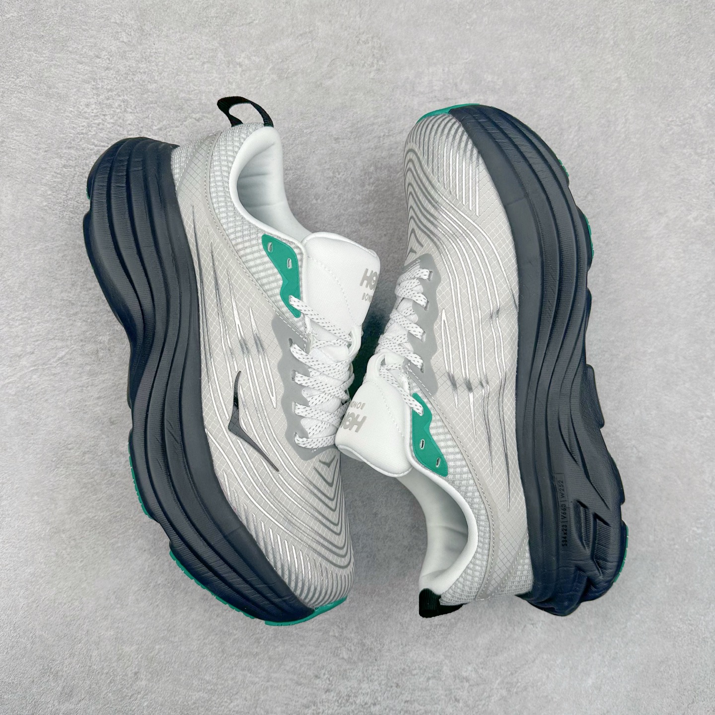 图片[3]-＃福利特价 HOKA ONE ONE Bondi 8 邦代八代缓震网面耐磨低帮跑步鞋 原始的 Bondi 缓震和线条在这里 提供该特许经营权众所周知的柔软、平衡的乘坐体验 Bondi 使用加长的摇杆微调几何形状 以获得更大的加速度 同时由于采用碳纤维板 还可以提供更平稳的脚趾离地 尺码：36 36.5 37.5 38 38.5 39 40 40.5 41 42 42.5 43 44 44.5 45-选品中心