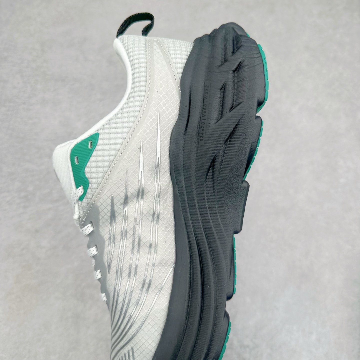 图片[7]-＃福利特价 HOKA ONE ONE Bondi 8 邦代八代缓震网面耐磨低帮跑步鞋 原始的 Bondi 缓震和线条在这里 提供该特许经营权众所周知的柔软、平衡的乘坐体验 Bondi 使用加长的摇杆微调几何形状 以获得更大的加速度 同时由于采用碳纤维板 还可以提供更平稳的脚趾离地 尺码：36 36.5 37.5 38 38.5 39 40 40.5 41 42 42.5 43 44 44.5 45-选品中心