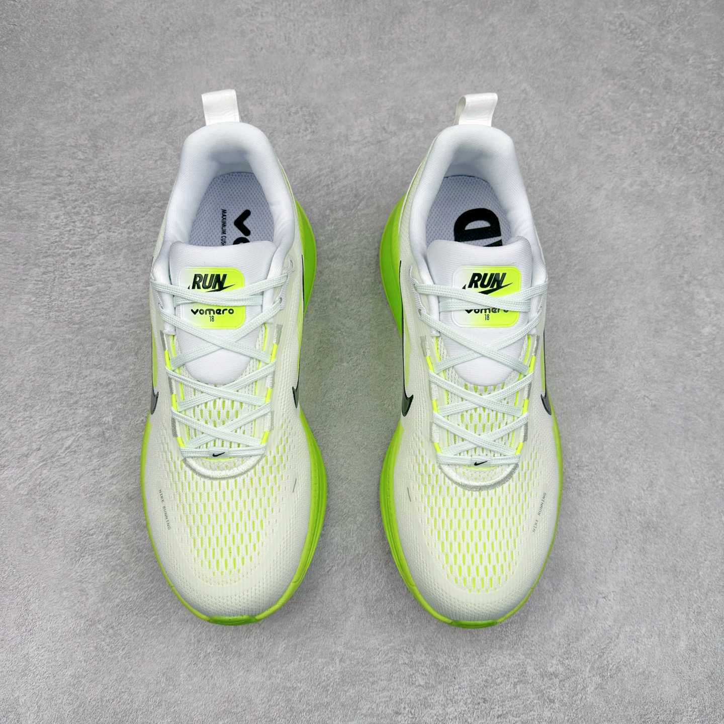 图片[2]-NK Air Zoom Vomero 18 轻便舒适公路跑步鞋 HM6804-101 质感柔软 弹力充沛 助力一路畅跑 乐享不停 厚实泡绵缔造舒适的回弹效果 铸就出色跑步表现 该鞋款轻盈透气 带你步入舒适新境界 疾速刺激感和非凡舒适脚感交织 定能让跑者在迈步间找到渴望已久的跑步乐趣 自如掌控跑步节奏、配速和里程 足底缓震配置赋予双足柔软舒适感受 助你一路畅跑 缓震设计 在双足触地时有助提供舒适脚感 搭载性能出众的 ZoomX 和 Cushlon 泡绵 营造柔软舒适脚感 助你稳稳迈步 基于跑者反馈 简化中底设计 带来出色舒适感 尺码：36 36.5 37.5 38 38.5 39 40 40.5 41 42 42.5 43 44 44.5 45 46-选品中心