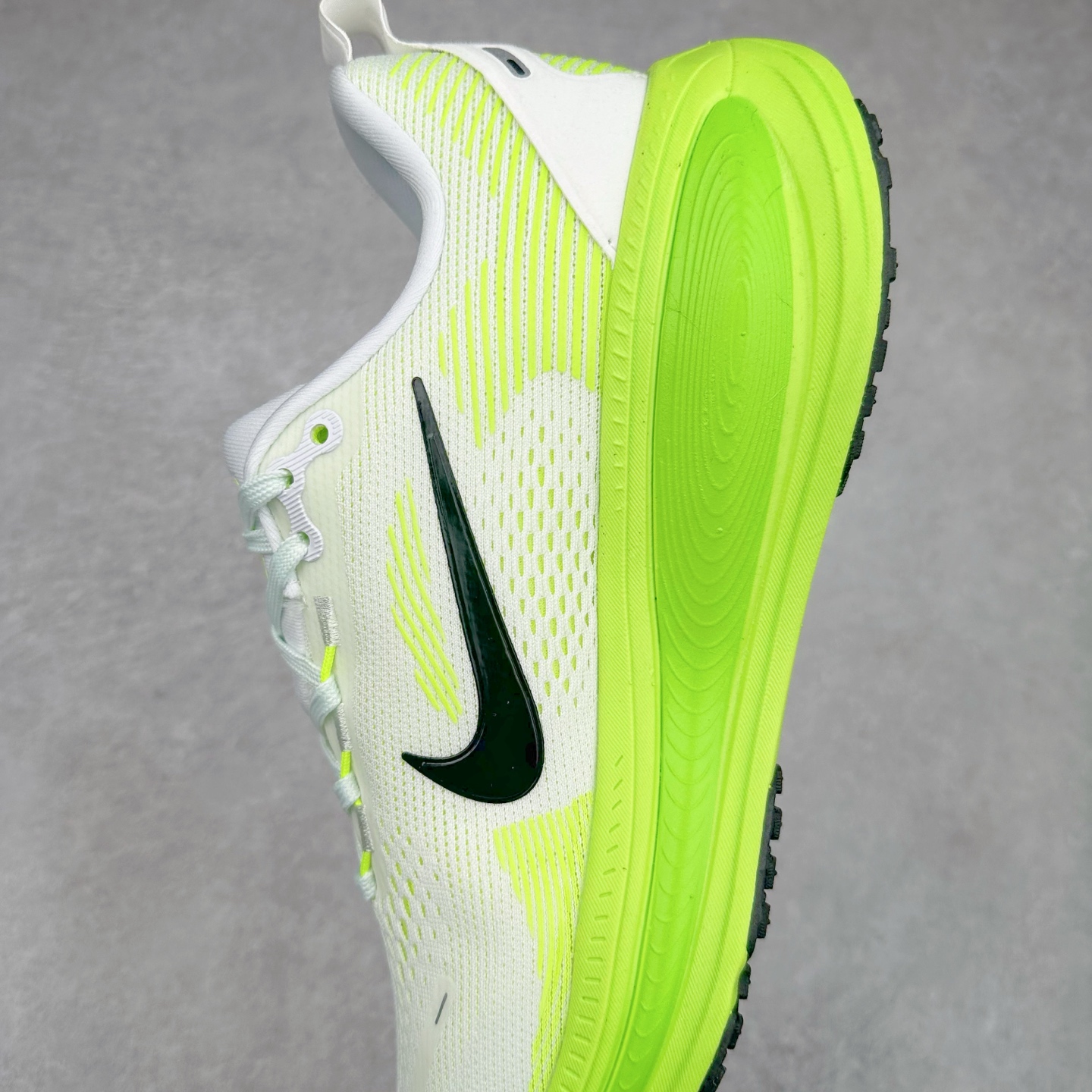 图片[7]-NK Air Zoom Vomero 18 轻便舒适公路跑步鞋 HM6804-101 质感柔软 弹力充沛 助力一路畅跑 乐享不停 厚实泡绵缔造舒适的回弹效果 铸就出色跑步表现 该鞋款轻盈透气 带你步入舒适新境界 疾速刺激感和非凡舒适脚感交织 定能让跑者在迈步间找到渴望已久的跑步乐趣 自如掌控跑步节奏、配速和里程 足底缓震配置赋予双足柔软舒适感受 助你一路畅跑 缓震设计 在双足触地时有助提供舒适脚感 搭载性能出众的 ZoomX 和 Cushlon 泡绵 营造柔软舒适脚感 助你稳稳迈步 基于跑者反馈 简化中底设计 带来出色舒适感 尺码：36 36.5 37.5 38 38.5 39 40 40.5 41 42 42.5 43 44 44.5 45 46-选品中心