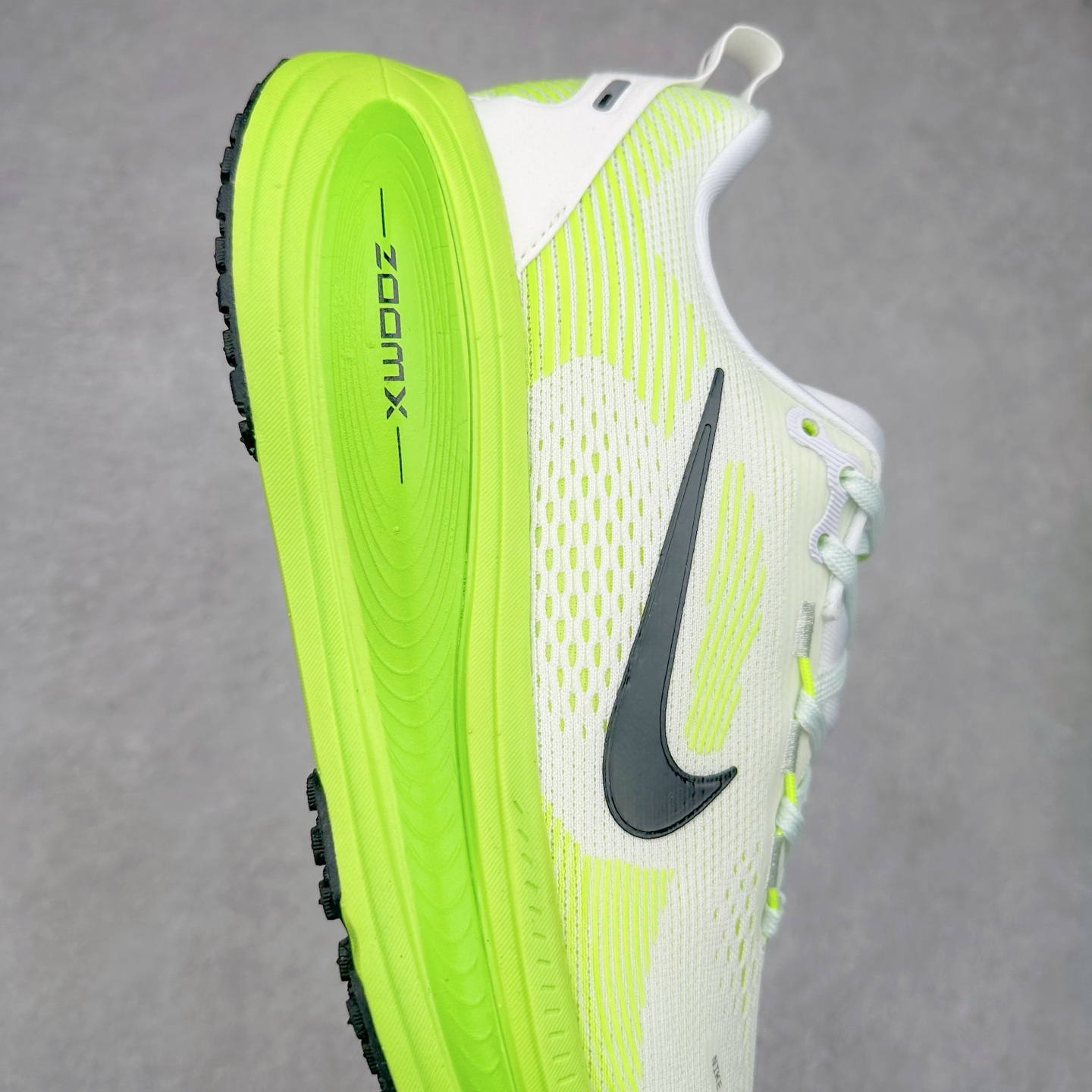 图片[6]-NK Air Zoom Vomero 18 轻便舒适公路跑步鞋 HM6804-101 质感柔软 弹力充沛 助力一路畅跑 乐享不停 厚实泡绵缔造舒适的回弹效果 铸就出色跑步表现 该鞋款轻盈透气 带你步入舒适新境界 疾速刺激感和非凡舒适脚感交织 定能让跑者在迈步间找到渴望已久的跑步乐趣 自如掌控跑步节奏、配速和里程 足底缓震配置赋予双足柔软舒适感受 助你一路畅跑 缓震设计 在双足触地时有助提供舒适脚感 搭载性能出众的 ZoomX 和 Cushlon 泡绵 营造柔软舒适脚感 助你稳稳迈步 基于跑者反馈 简化中底设计 带来出色舒适感 尺码：36 36.5 37.5 38 38.5 39 40 40.5 41 42 42.5 43 44 44.5 45 46-选品中心